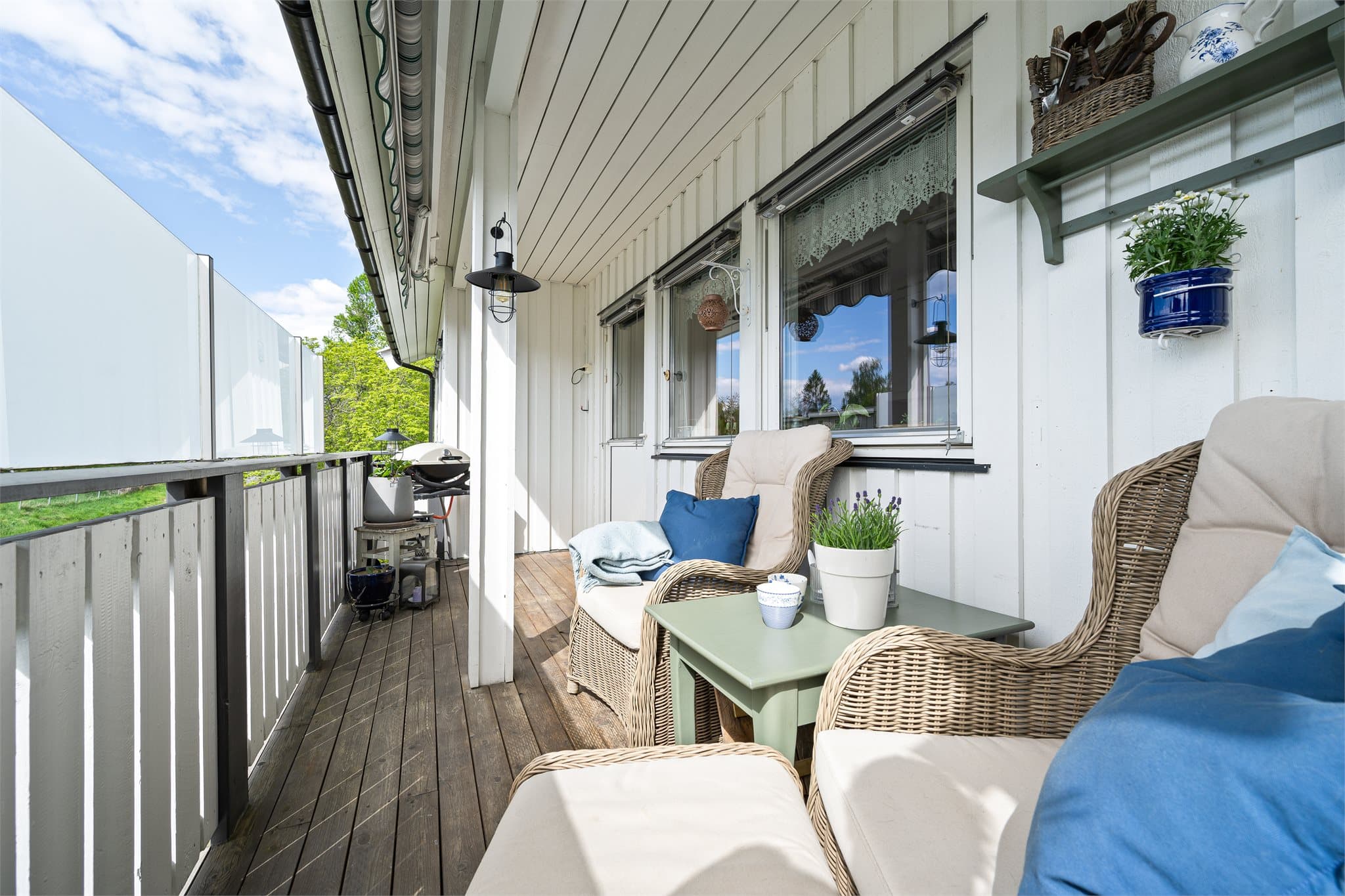 Den solrike balkongen fremstår som en hyggelig og skjermet uteplass med god plass til både sittegruppe og avslappende sommerdager. Her kan solen nytes til sent på kveld i lune omgivelser.