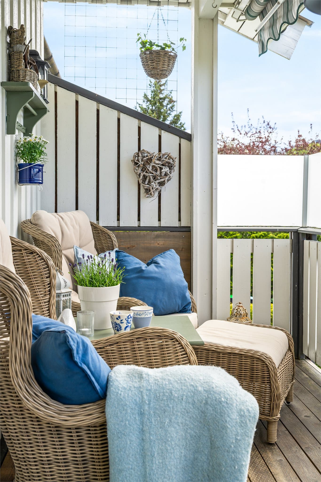 Her kan solen nytes fra ca. 13-tiden til sen kveld i lune omgivelser, med overbygg som gjør uteplassen anvendelig også på dager med lett sommerregn.
