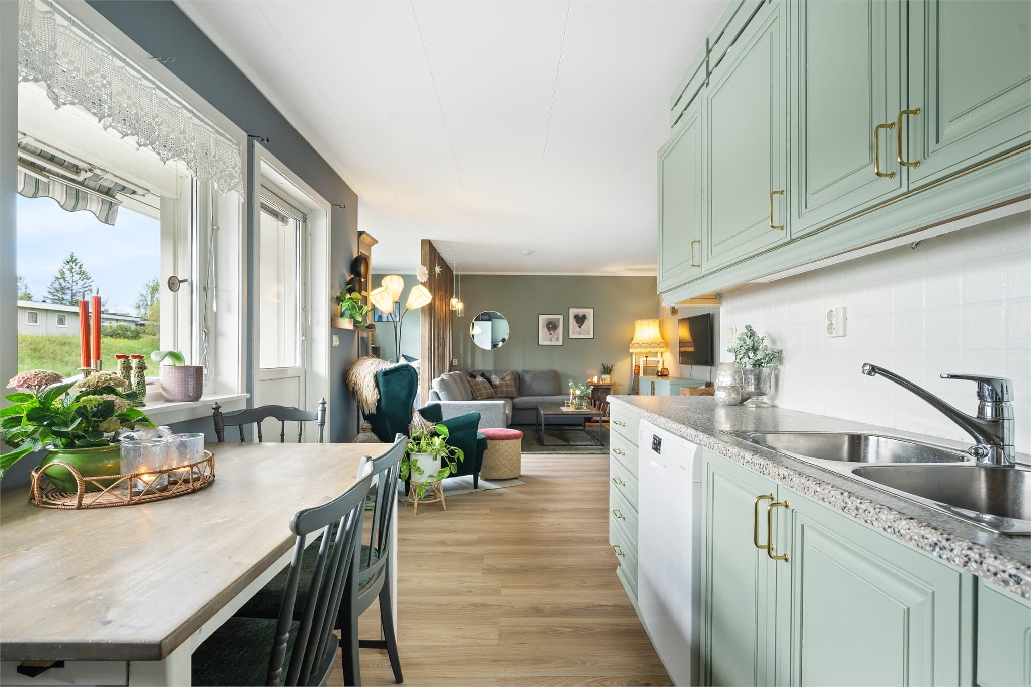 Den åpne stueløsningen oppleves lys og innbydende med moderne overflater kombinert med nostalgiske elementer og hyggelig belysning.