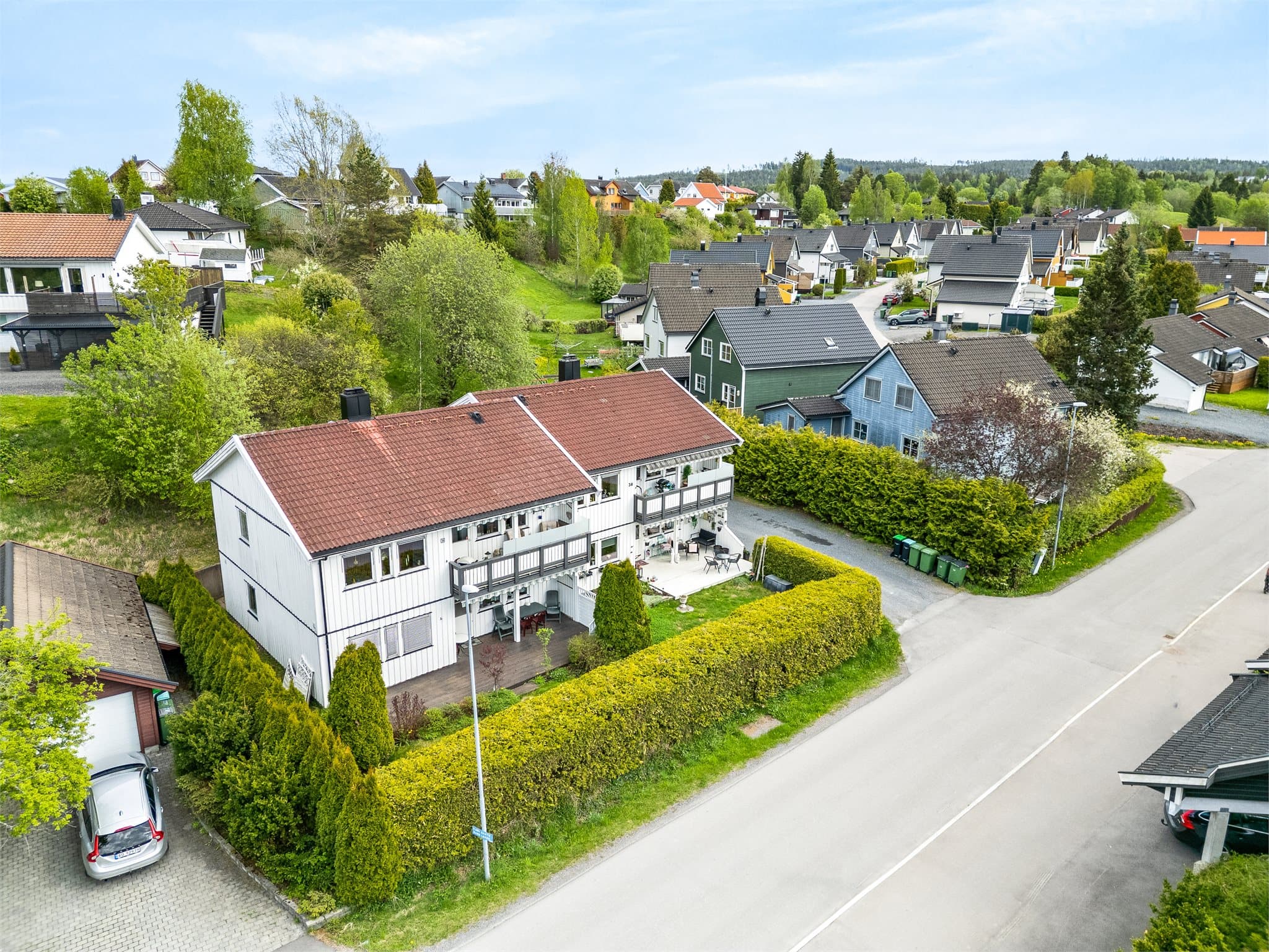En koselig og gjennomgående velholdt leilighet med hjemmekoselig preg og attraktiv nærhet til sentrumstilbudene. Velkommen til visning!