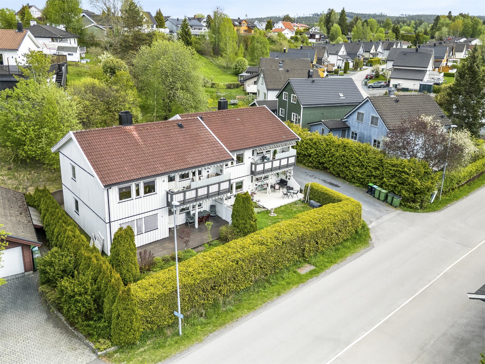 Emera Eiendomsmegling ved Solveig Granlund har gleden av å presentere Bekkedroga 36! En trivelig 3-roms leilighet i flermannsbolig med praktisk planløsning og sentral beliggenhet nær Sørumsand sentrum.