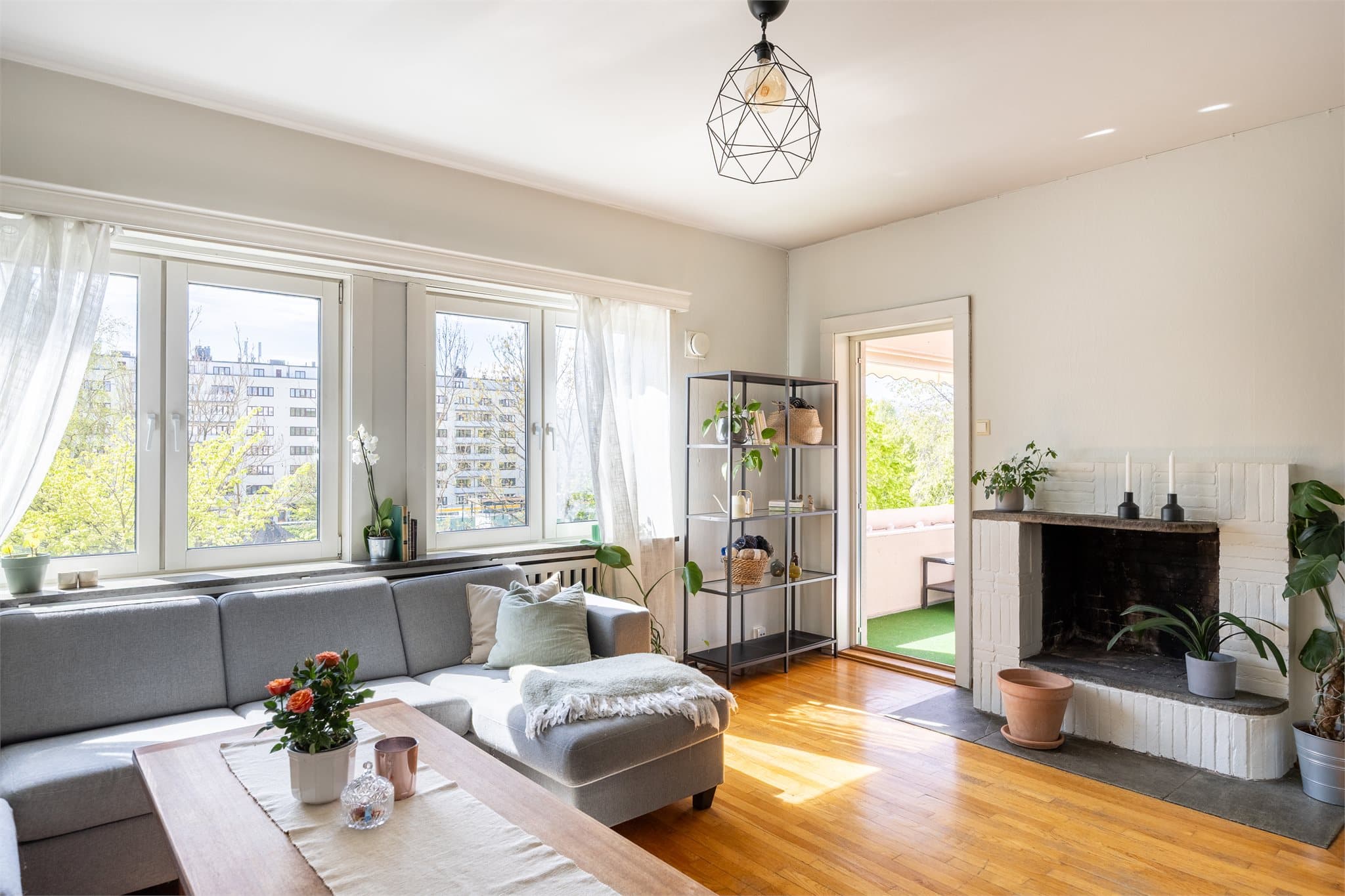 Det er innredet med peis i stuen som er god å ha på kaldere høst- og vinter dager.