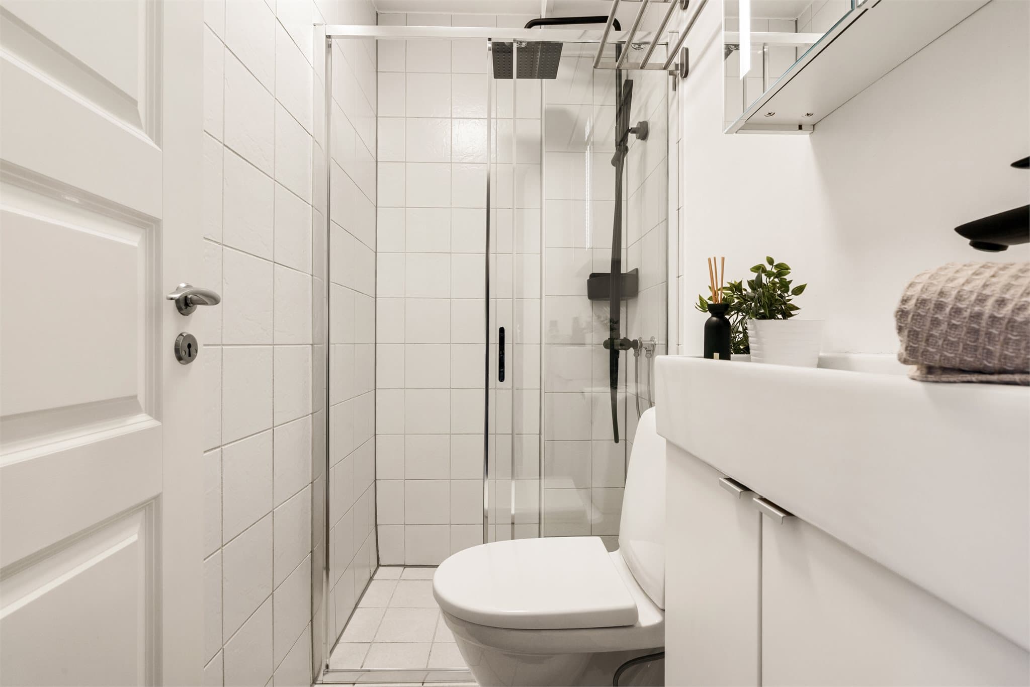 - I 2023 ble det montert nytt speilskap, toalett, dusjvegg og armatur i vask -