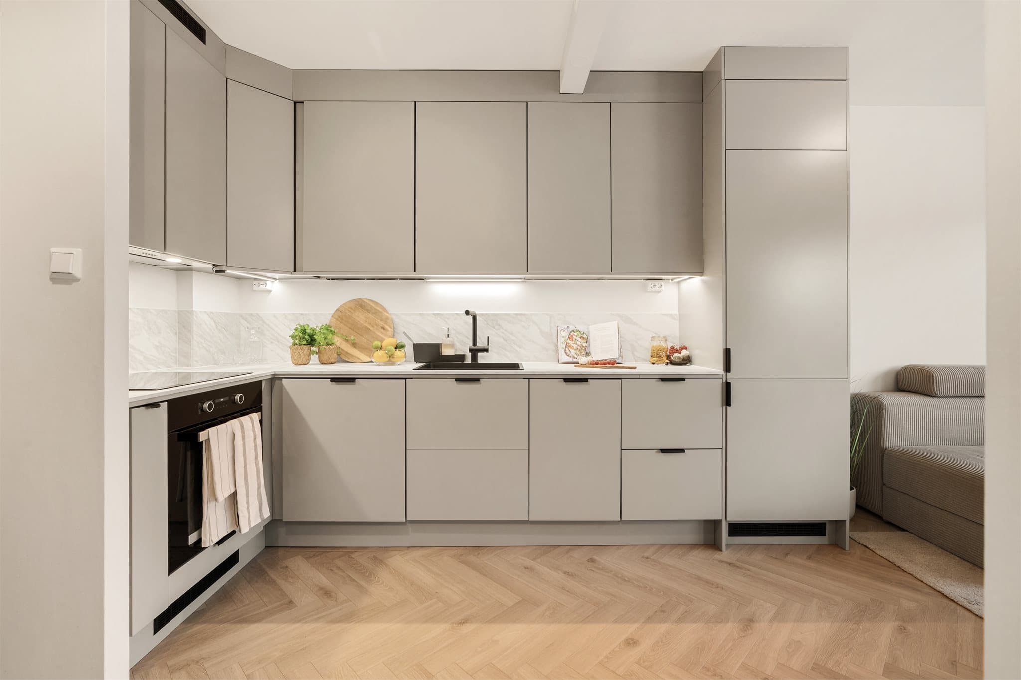 - Kjøkkenet er nytt i 2023 og har kjøkkeninnredning med slette fronter og benkeplate i laminat med nedfelt vask -