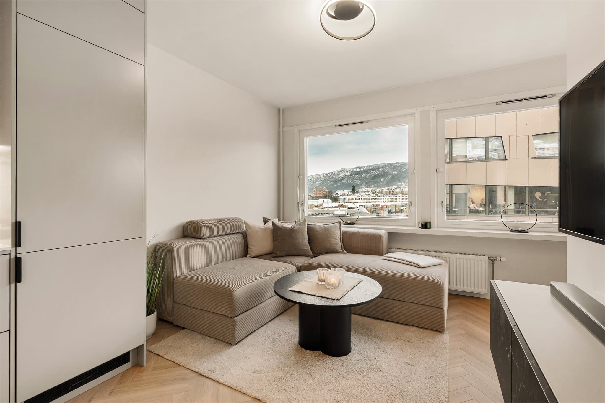 - Leiligheten har et totalt BRA-i på 26m² og inneholder kjøkken/stue/sovealkove og bad -