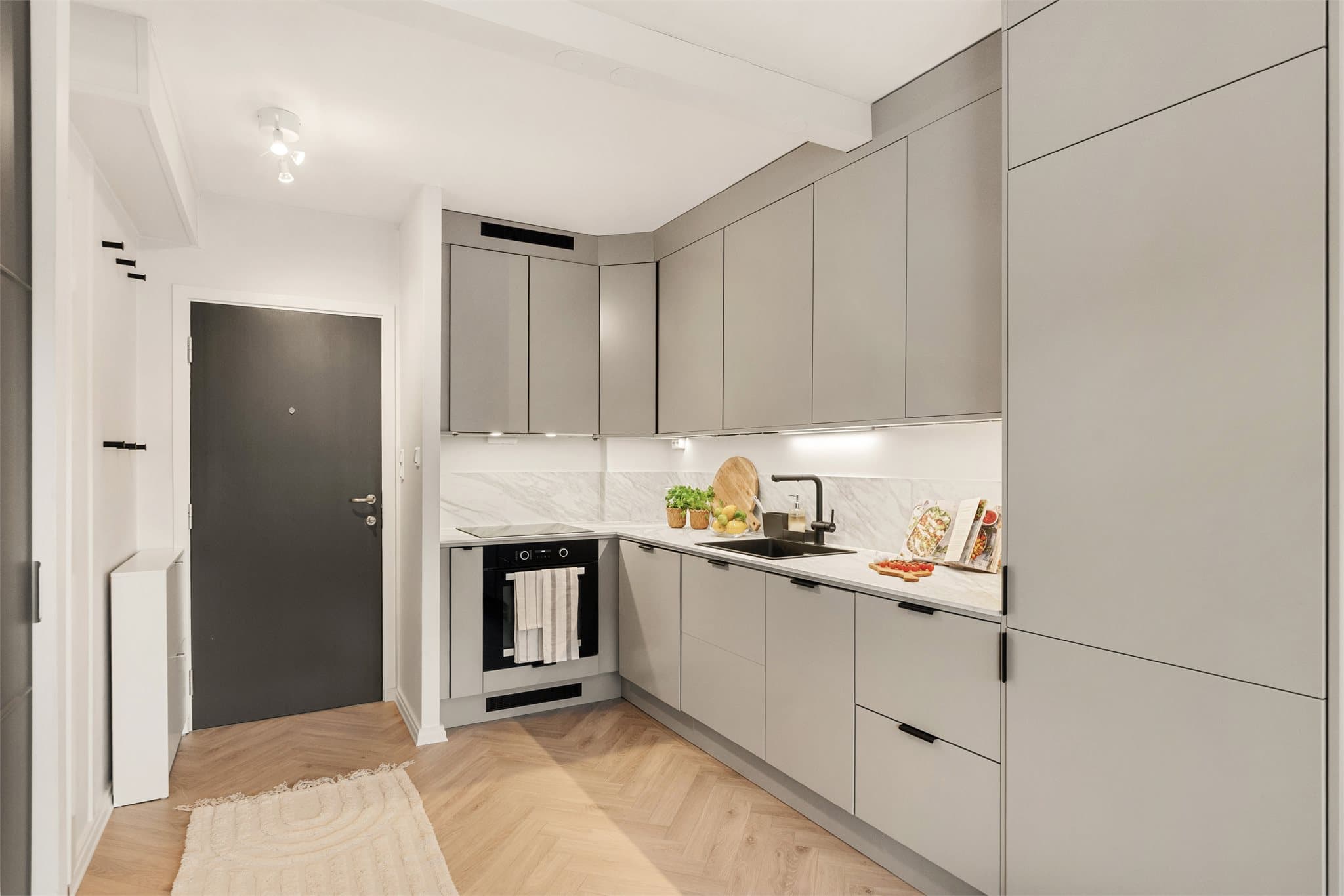 - Ny eier får gleden av integrert platetopp m/induksjon, stekeovn, oppvaskmaskin og kombiskap -