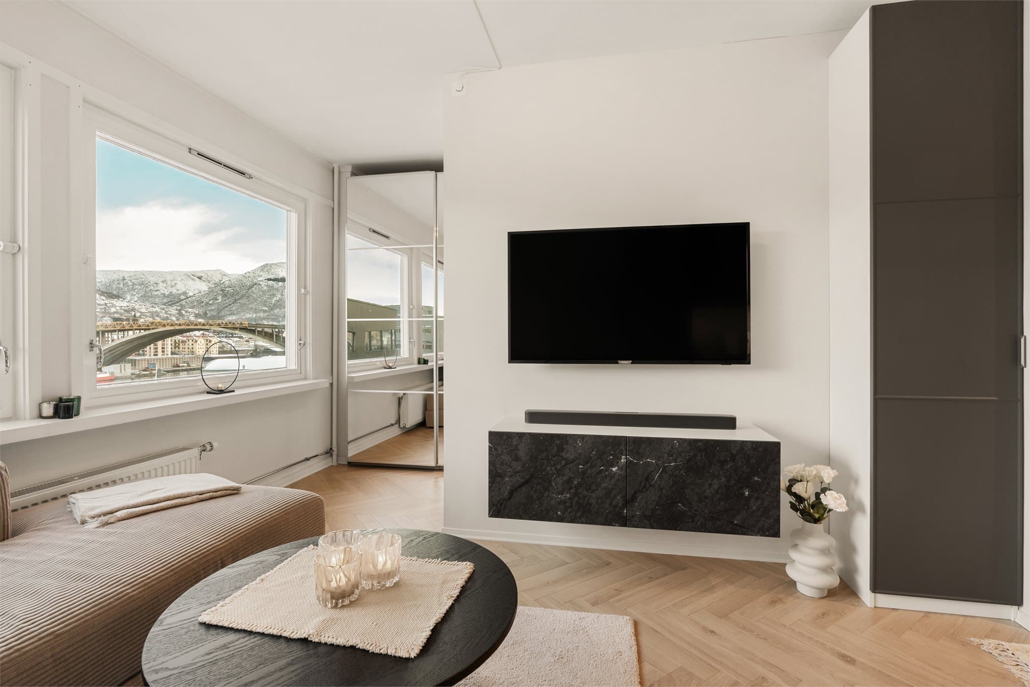 - Sentralvarme med radiator sørger for en jevn og behagelig temperatur i leiligheten -