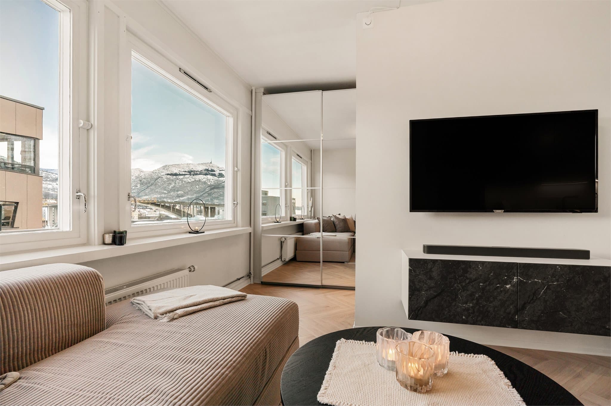 - Fra sofahjørnet har man en nydelig utsikt mot Ulriken -