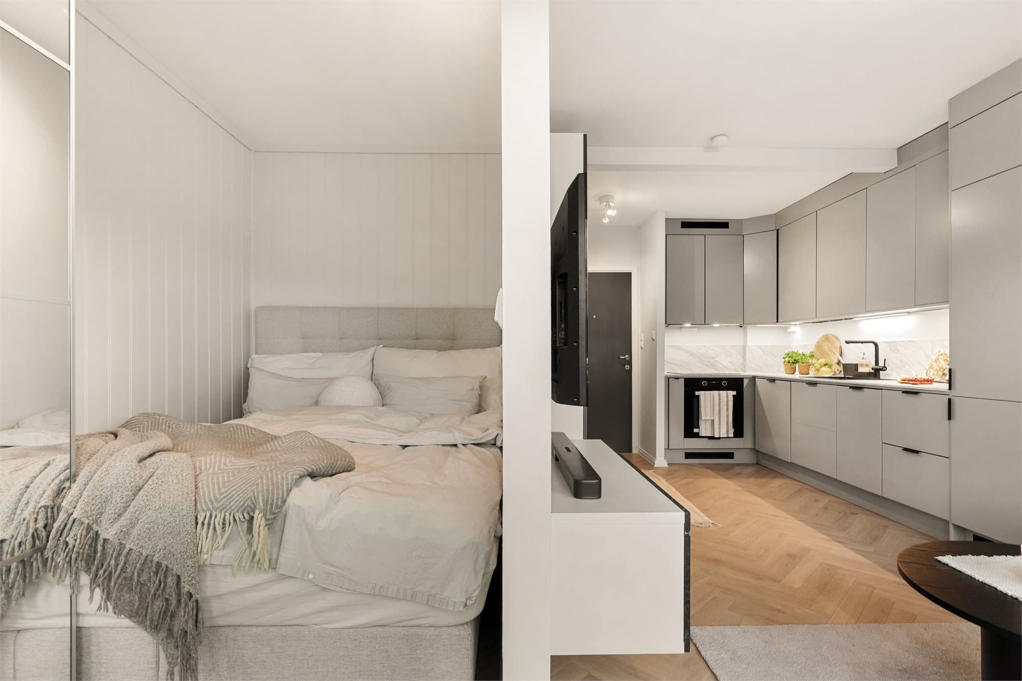 - Lys og trivelig sovealkove med plass til dobbeltseng -