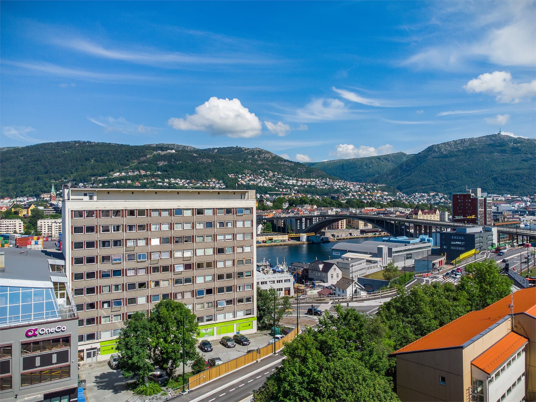 - Området byr på flotte turmuligheter som for eksempel Ulriken, Fløyen, Damsgårdsfjellet og Løvstakken -