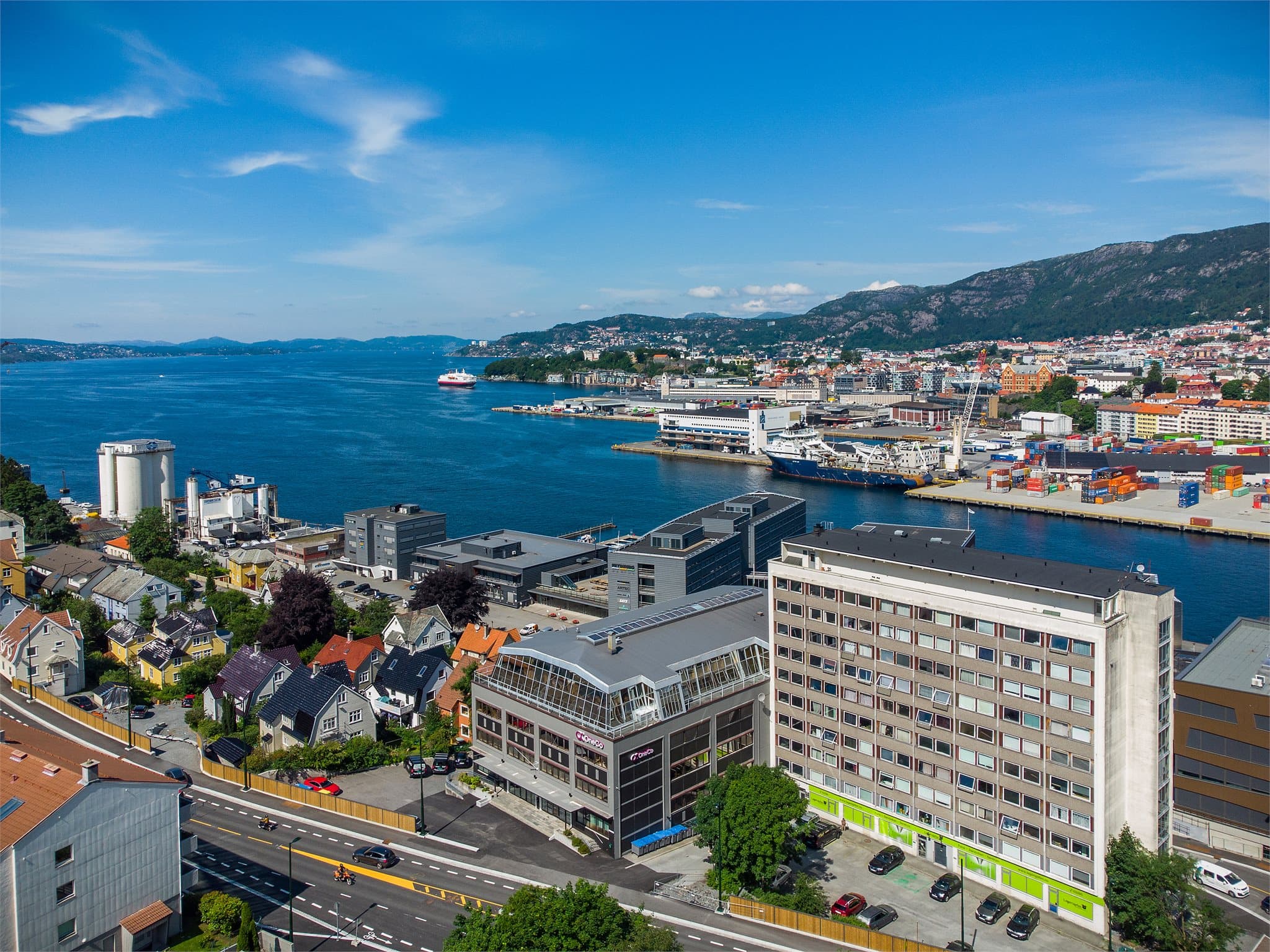 - Kun 5 minutter med buss og 20 minutters gange inn til Festplassen -