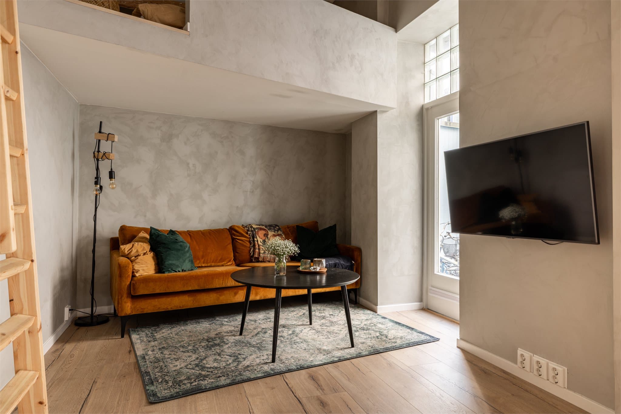 Lys og trivelig oppholdsrom med åpen løsning mellom stue og kjøkken. Det er god plass til sofagruppe, spiseplass og øvrig møblering.