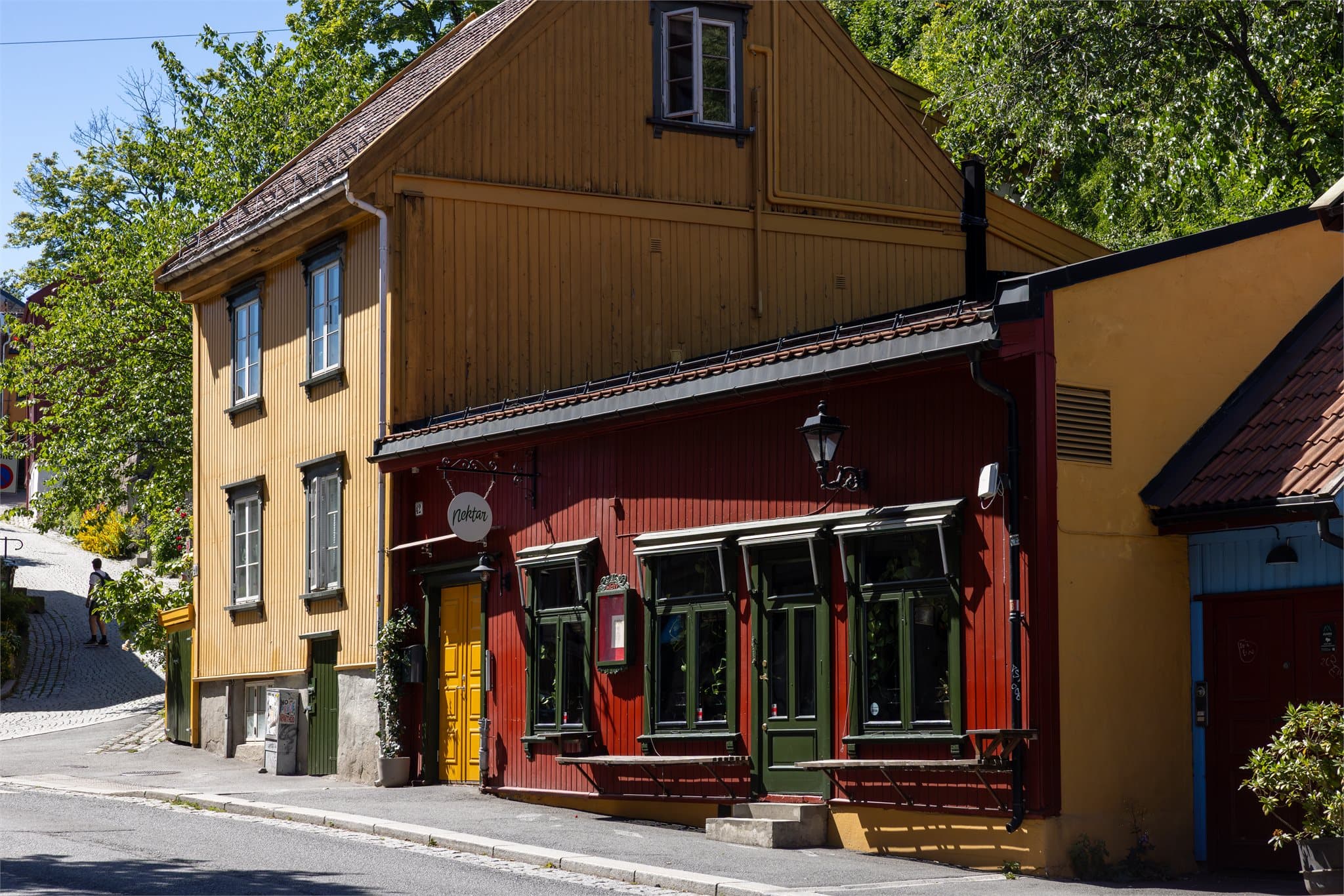Telthusbakken på Fagerborg - en idyllisk og historisk gate i Oslo, kjent for sine sjarmerende, fargerike trehus og brosteinsbelagte vei. En rolig oase midt i byen.