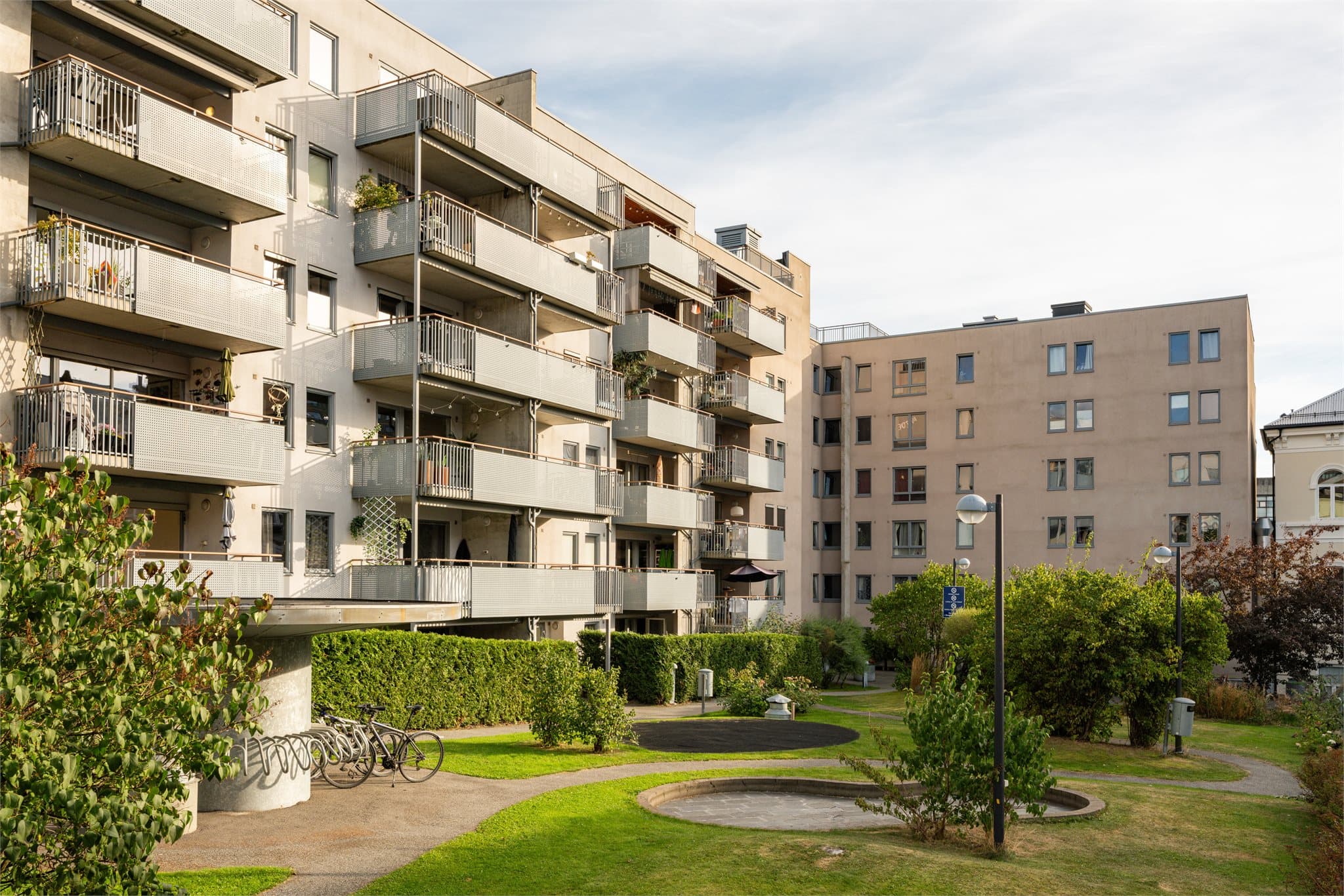 Leiligheten har en fasade som vender ut mot et fredelig og skjermet indre gårdsrom, fri for gjennomgangstrafikk.