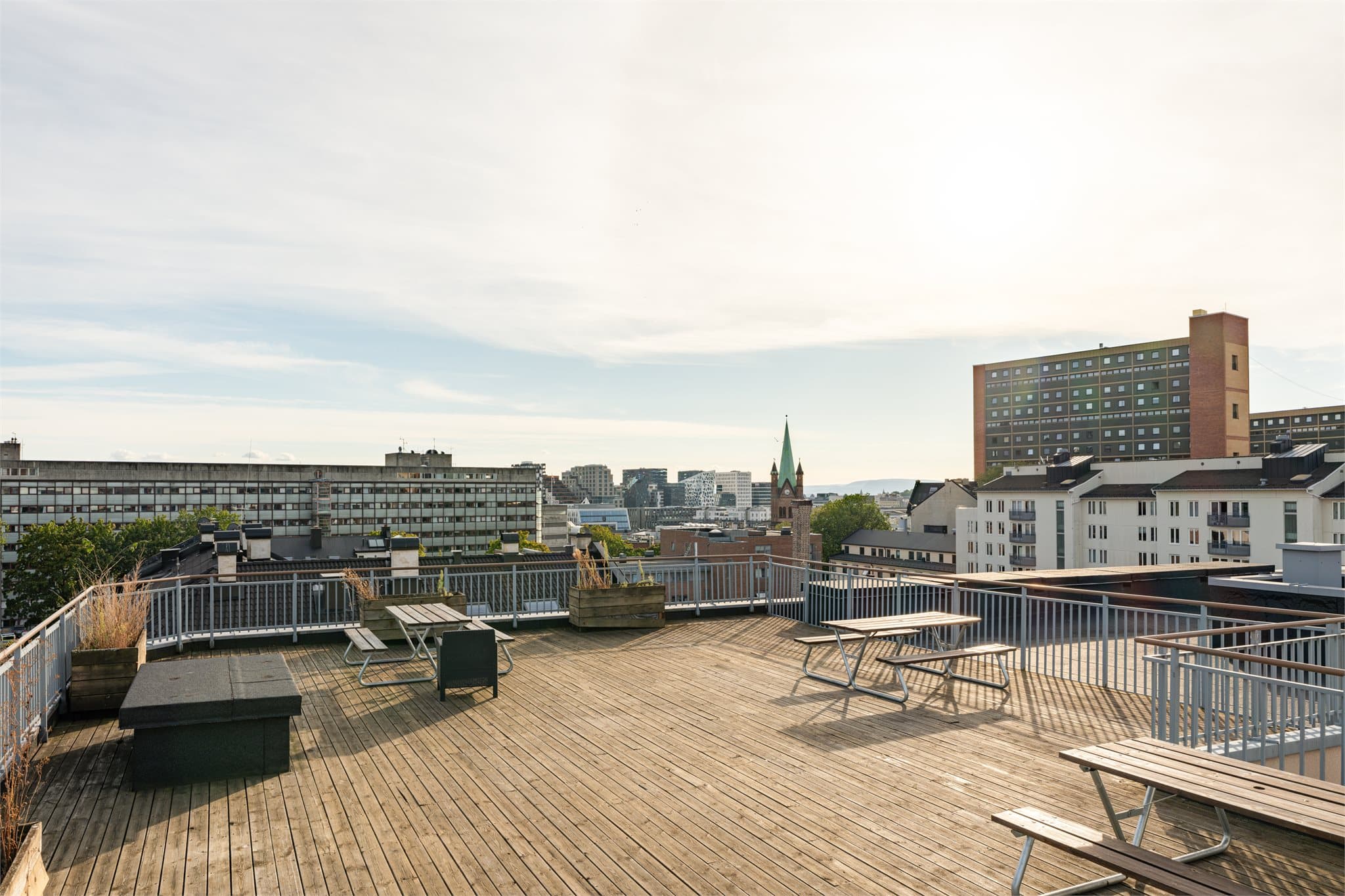 Denne boligen tilbyr en felles takterrasse med heisadkomst, hvor du kan nyte solen hele dagen.