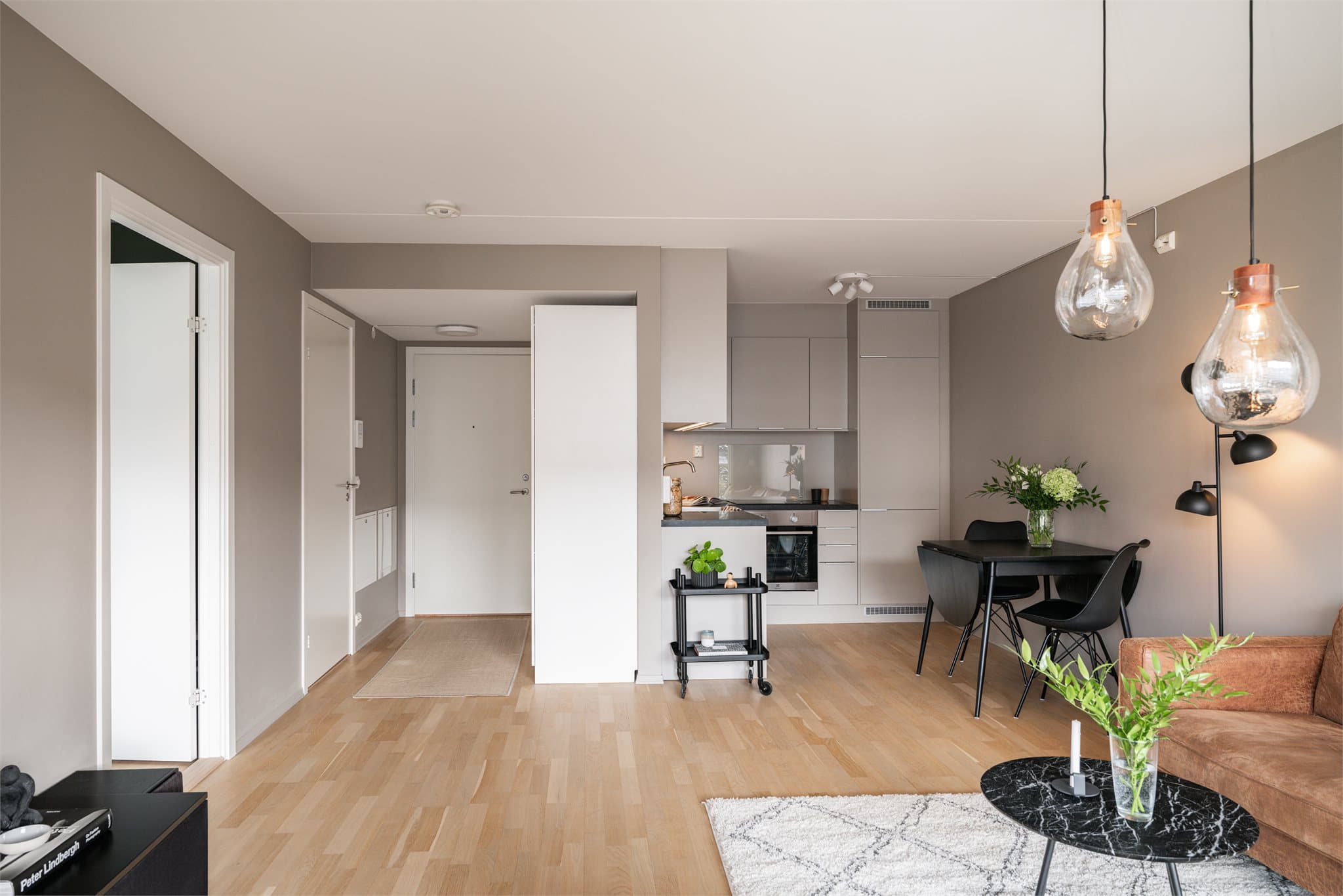 Åpent kjøkken med moderne preg og delvis skjerming.