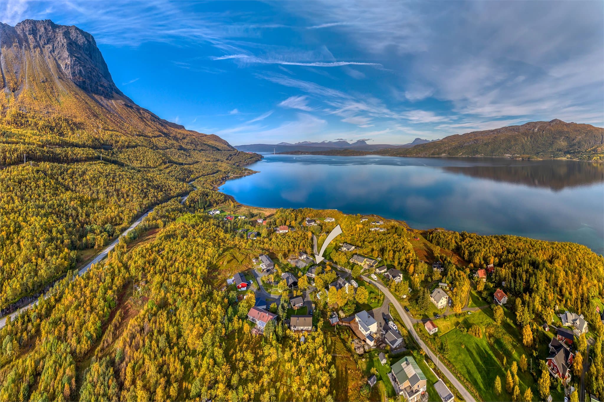Eiendommen har en tilbaketrukket plassering på Fagerjord like nord for Narvik sentrum.