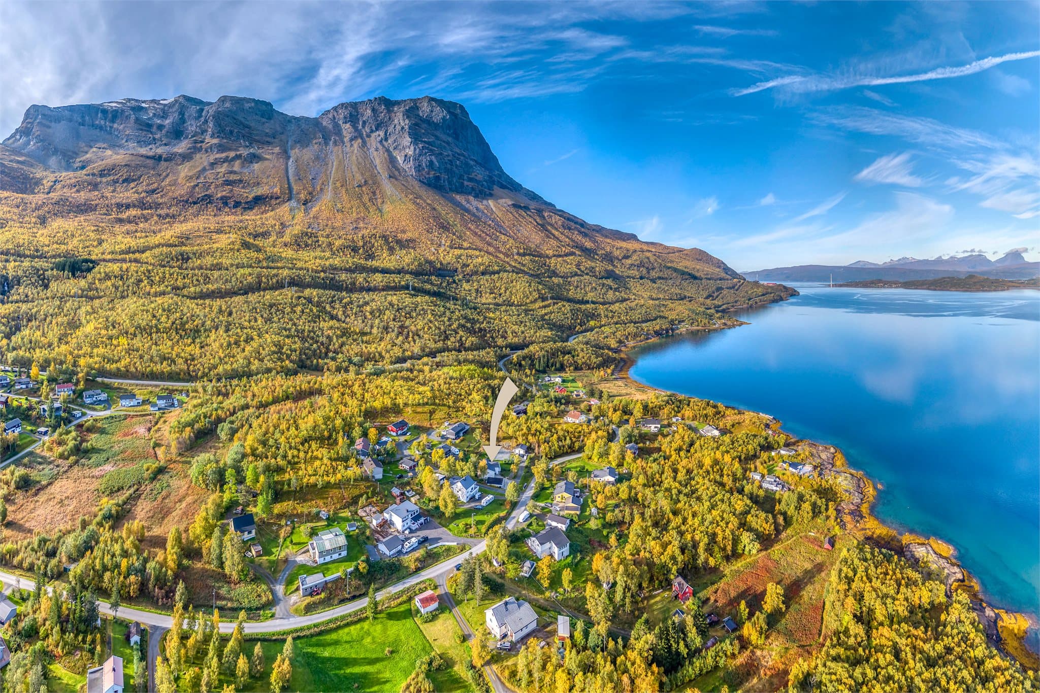 Kort vei ned til fjorden med fine tur- og rekreasjonsmuligheter langs sjøen.