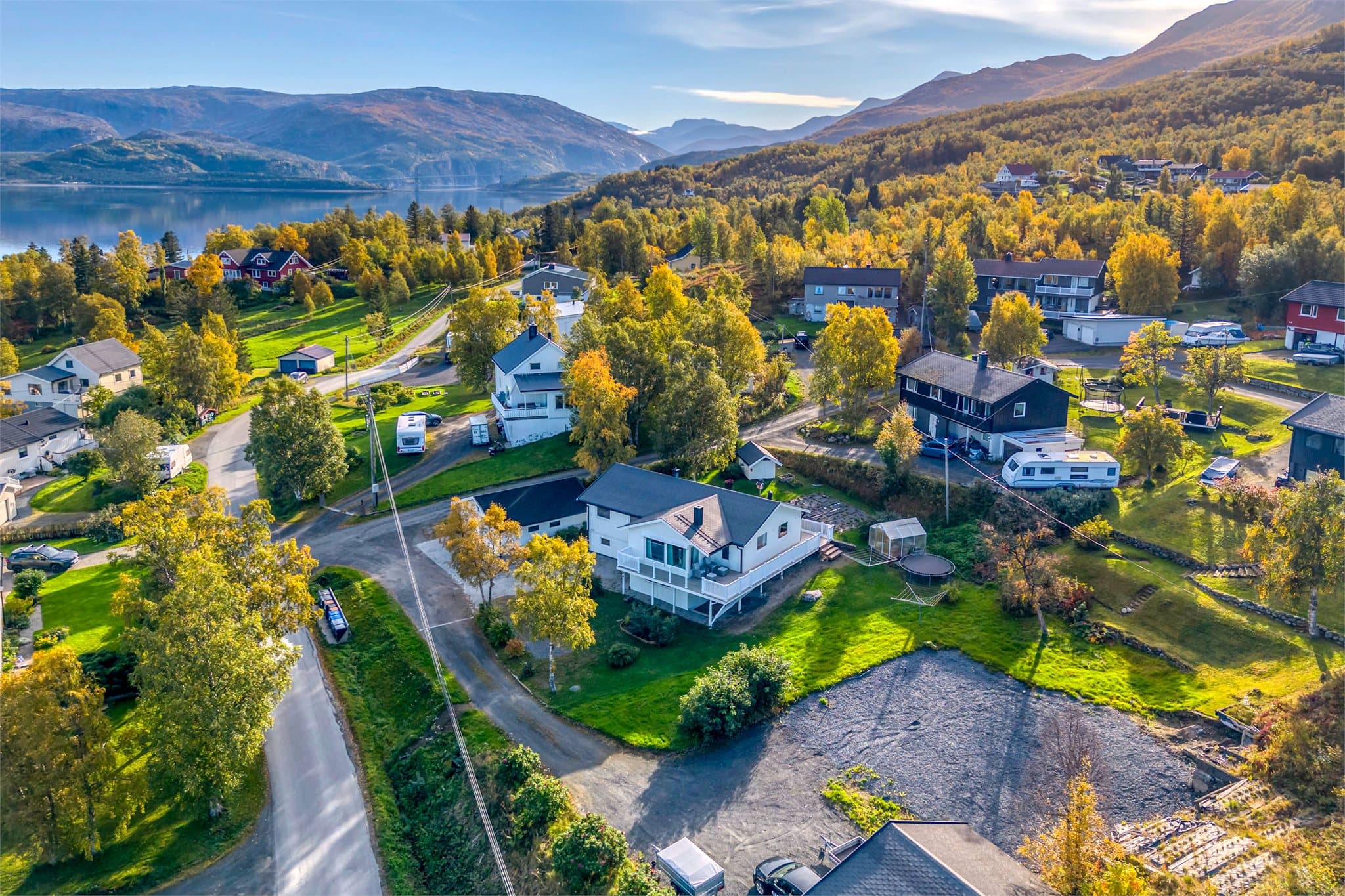 Tomten er pent arrondert med god avstand til nabobebyggelsen.
