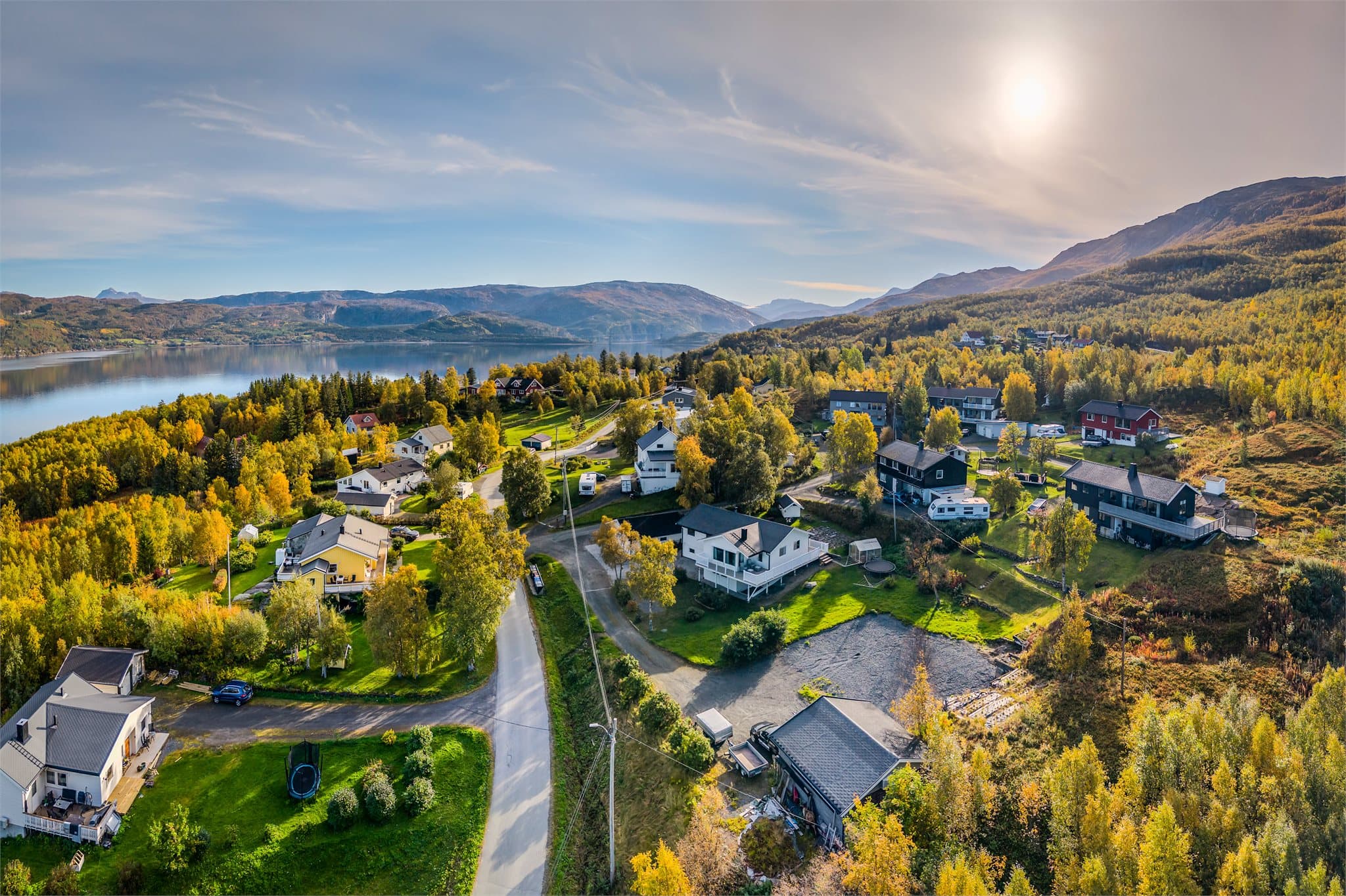 Fra Fagerjordveien er det ca. ti minutters biltur inn til Narvik sentrum.
