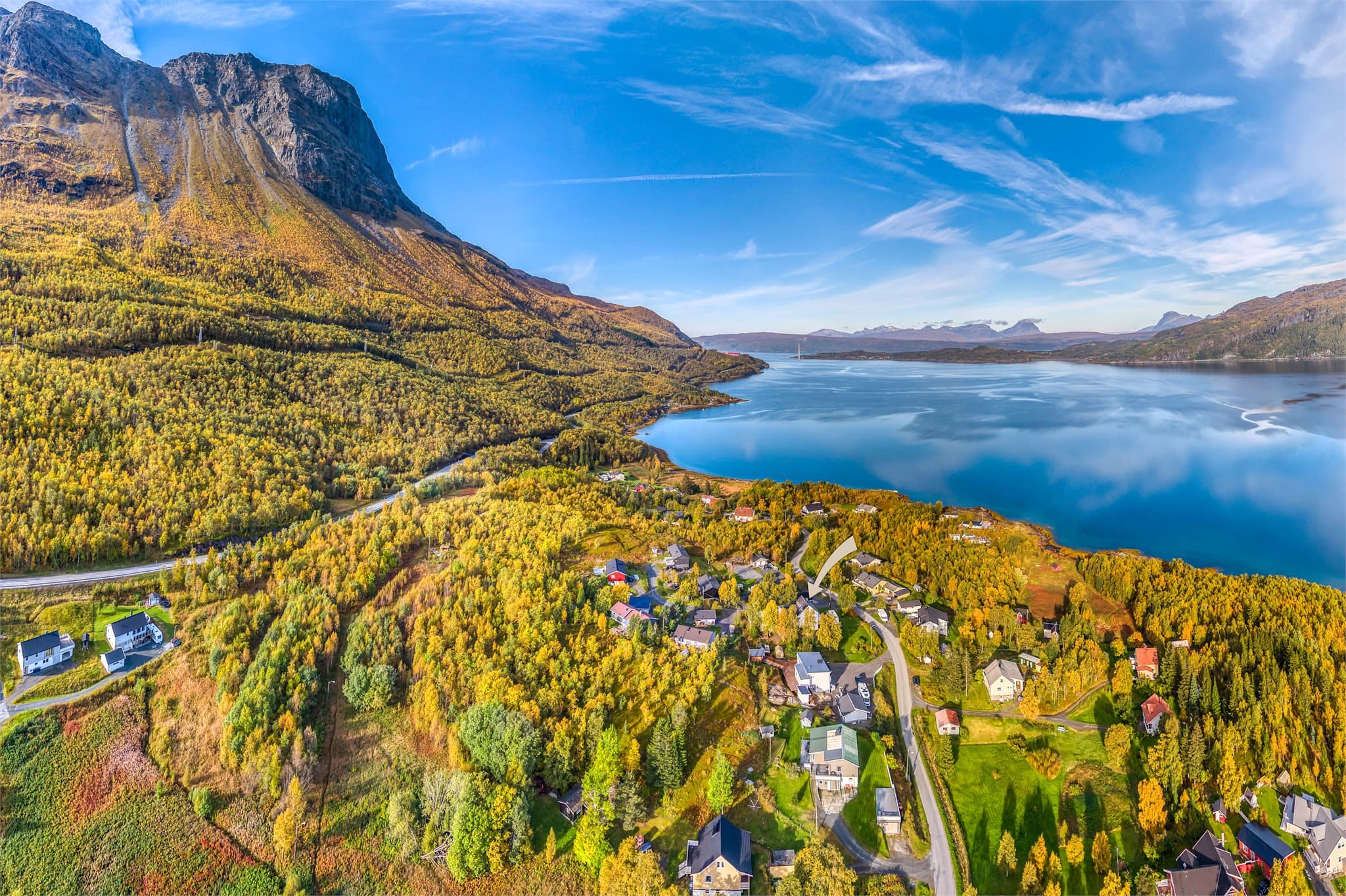 Rombaksfjorden og Hålogalandsbrua binder området naturlig sammen med veinettet.