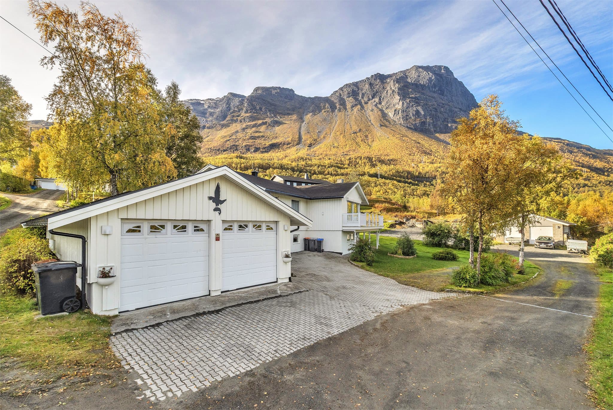 Innholdsrik enebolig over to plan på en romslig tomt med stor veranda og fjordutsikt.