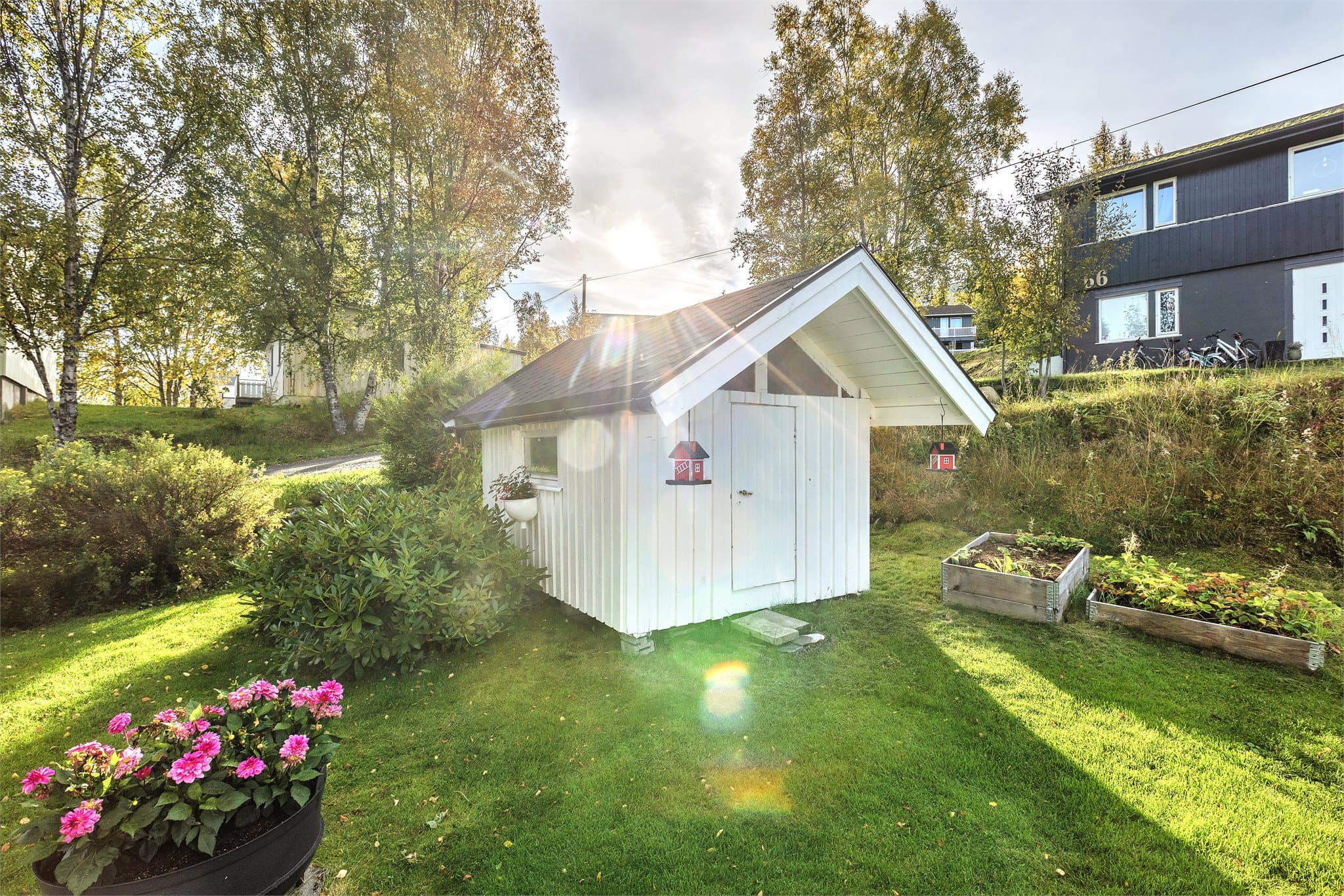 Frittstående utebod på ca. 5 m² med plass til hageredskaper og utstyr.
