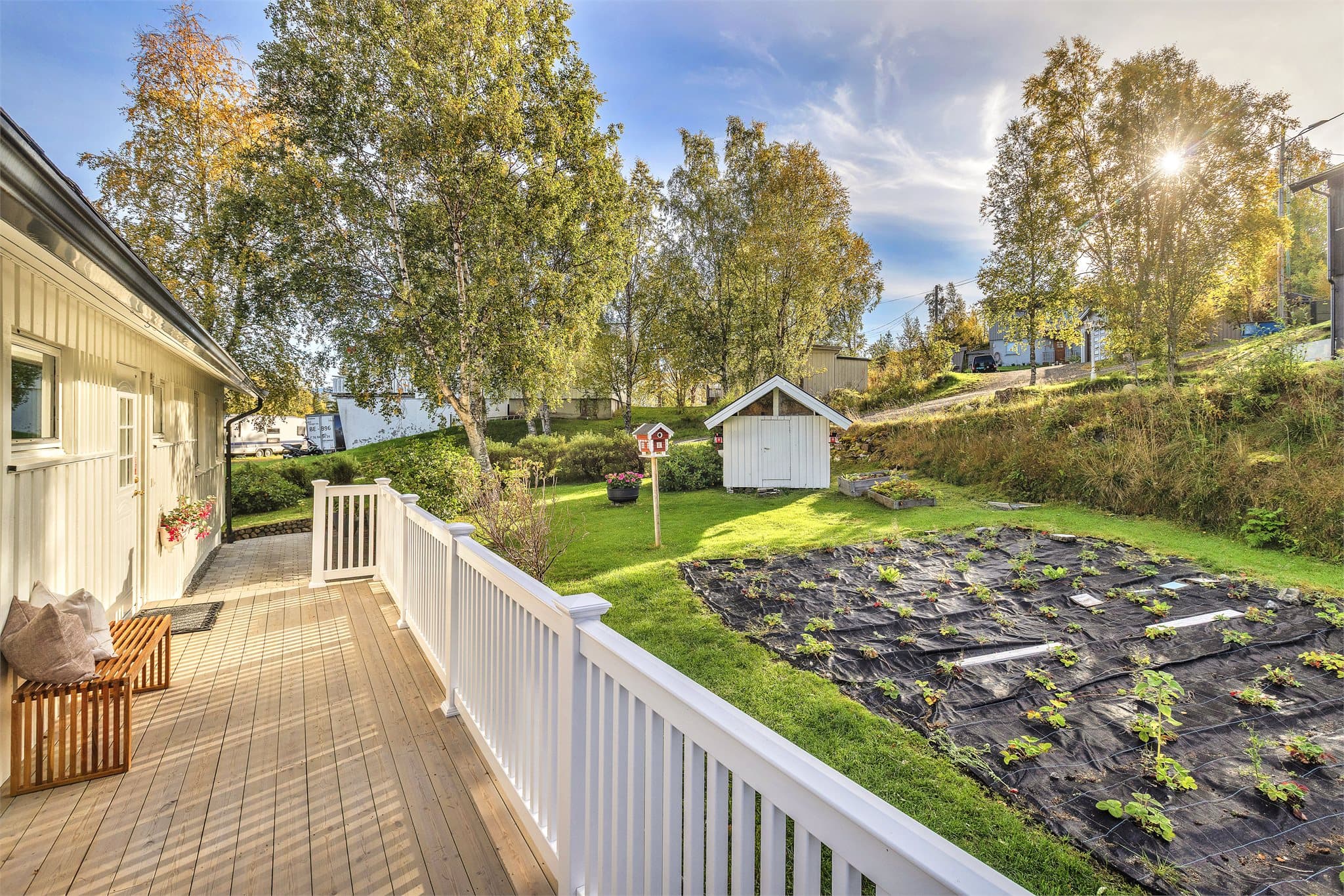 Trapper leder direkte fra verandaen og ned til plenområdet.