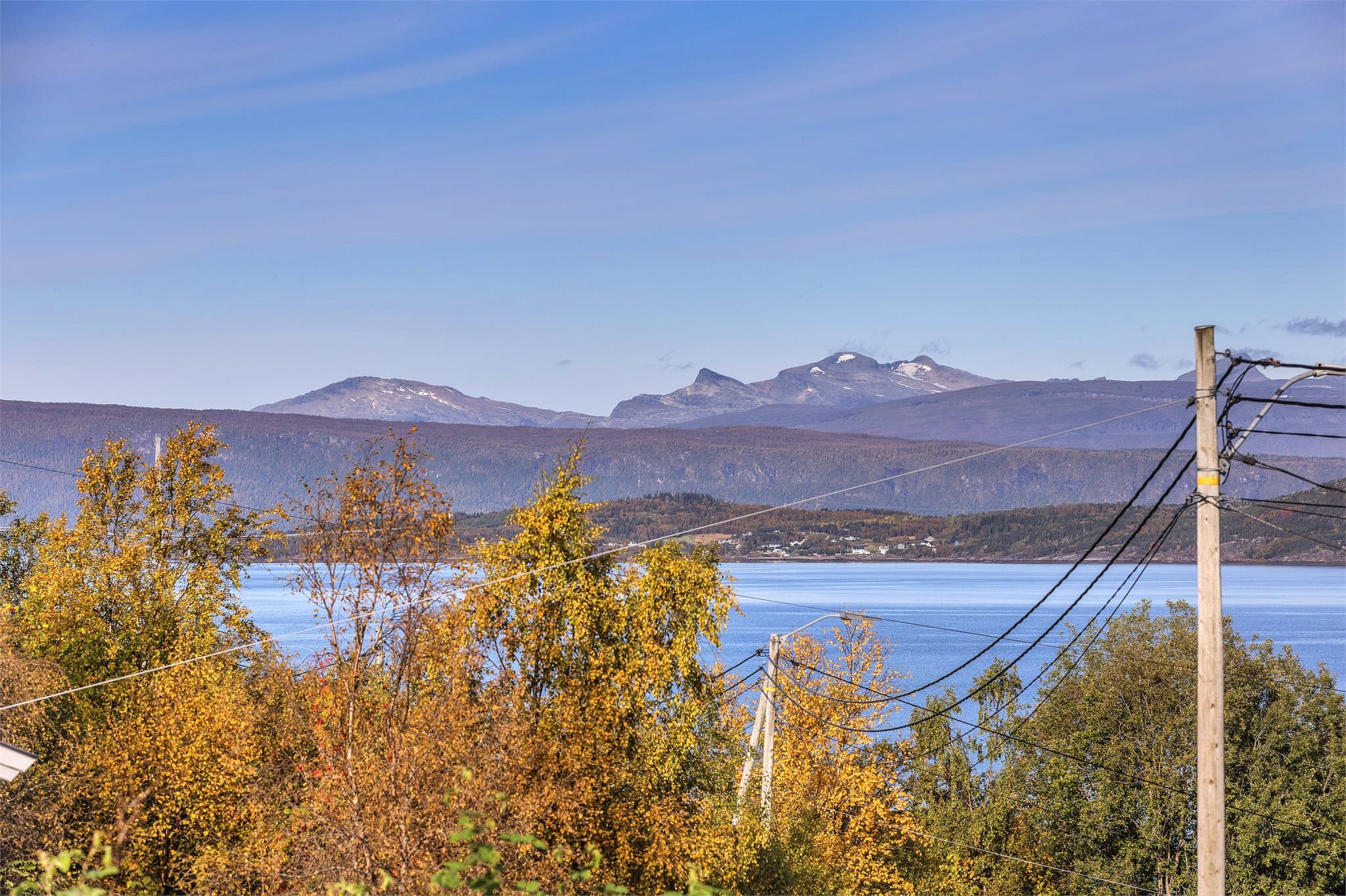 Utsikt over Ofotfjorden og fjellrekkene på motsatt side.