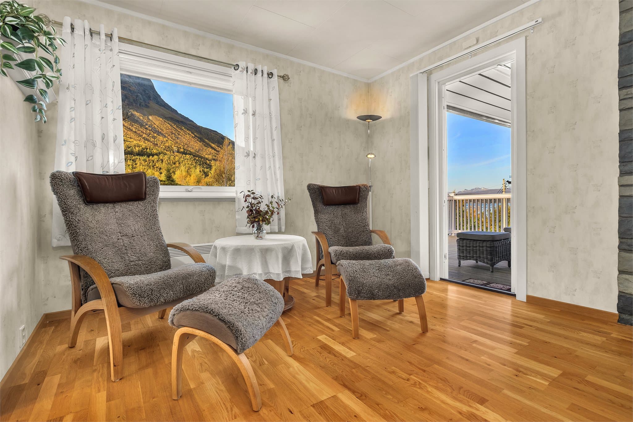 Store vindusflater gir flott utsikt mot det mektige fjellandskapet.