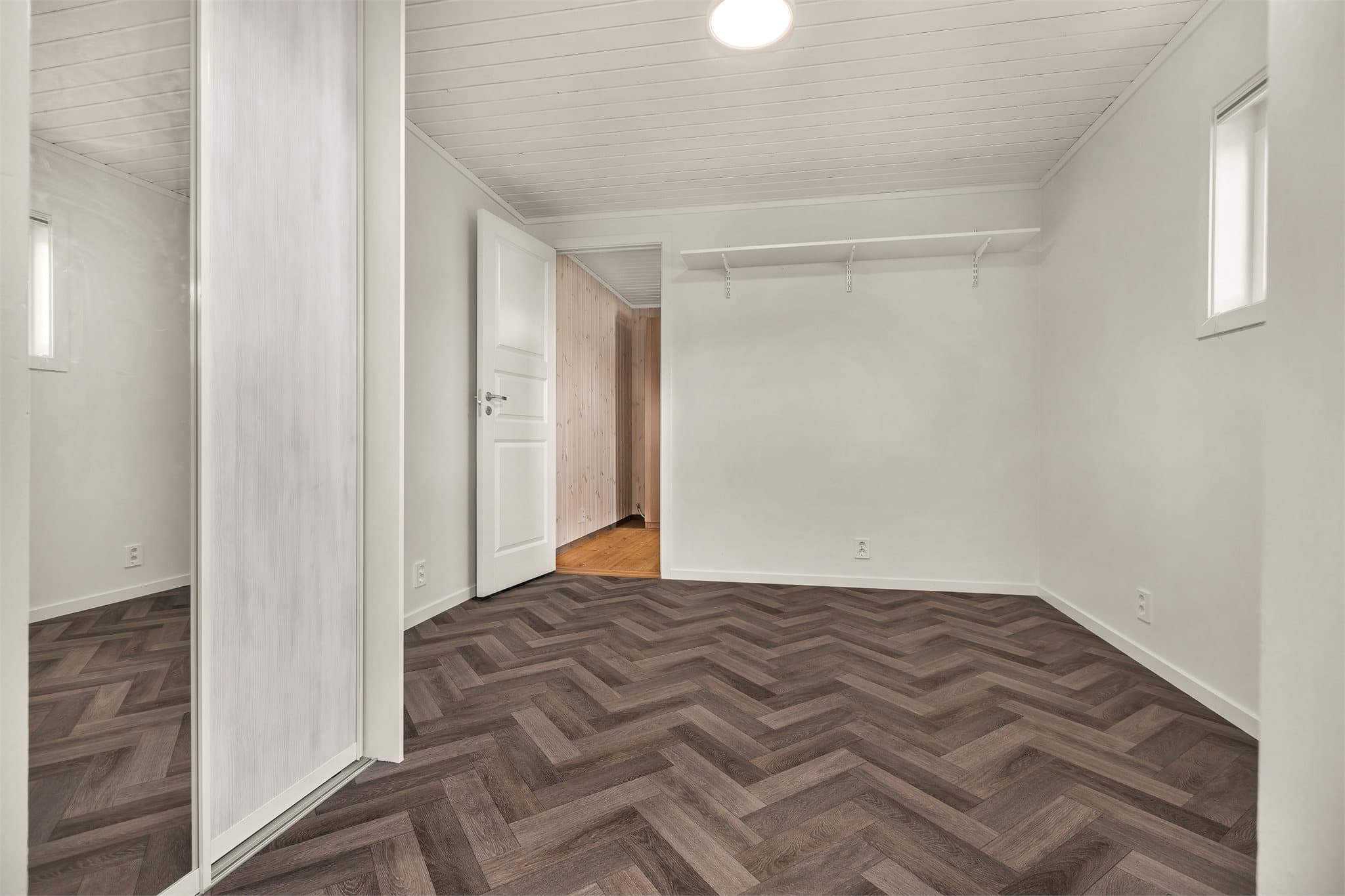 Skyvedørsgarderobe gir rikelig med lagringsplass i tilknytning til soverommet.