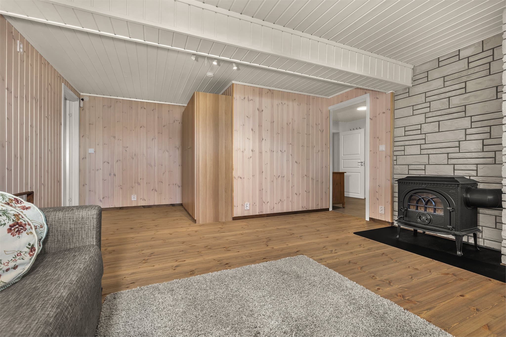 Romslig kjellerstue med god plass til sittegruppe og mediemøbler.