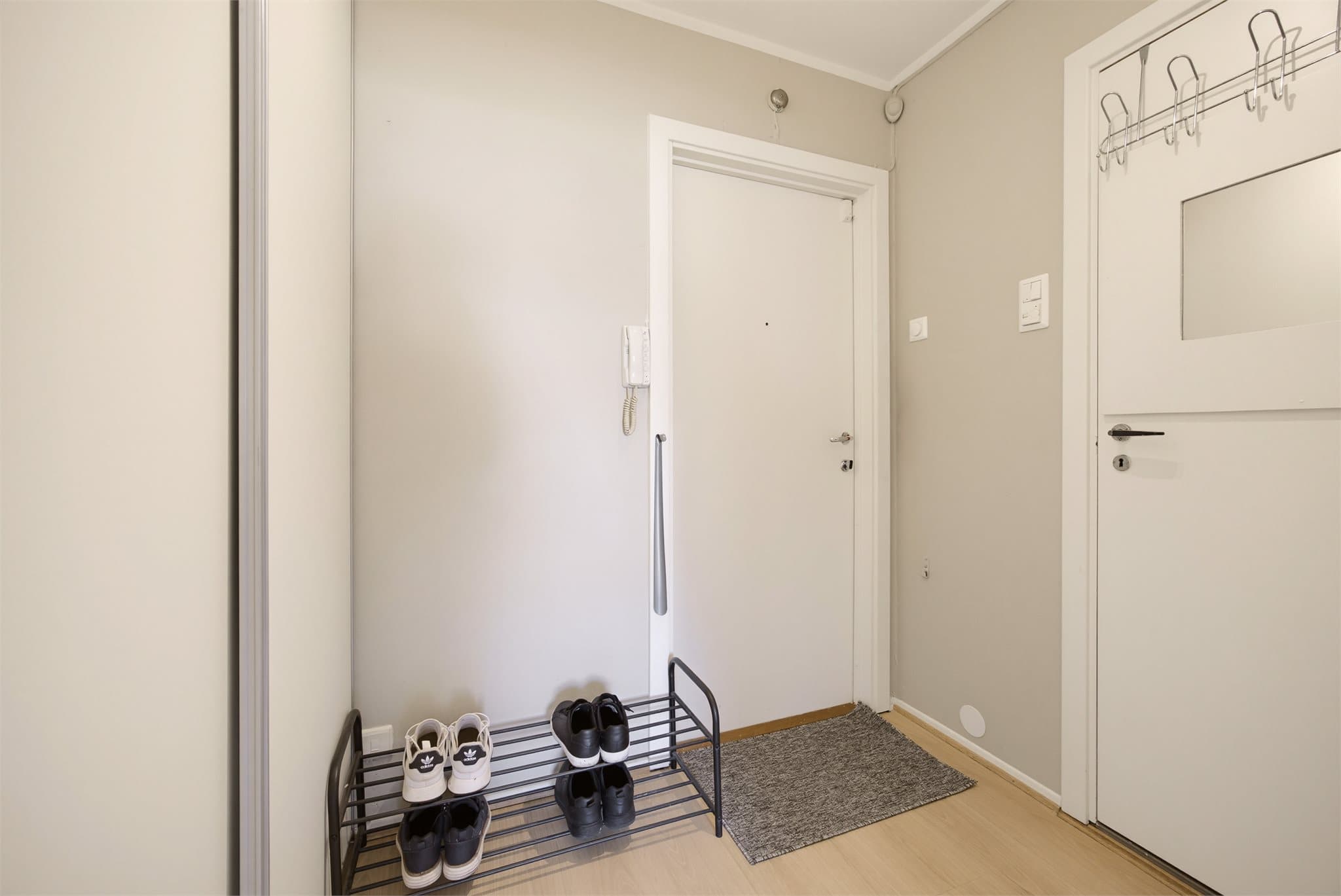 Velkommen inn. Porttelefon åpner opp for besøkende.