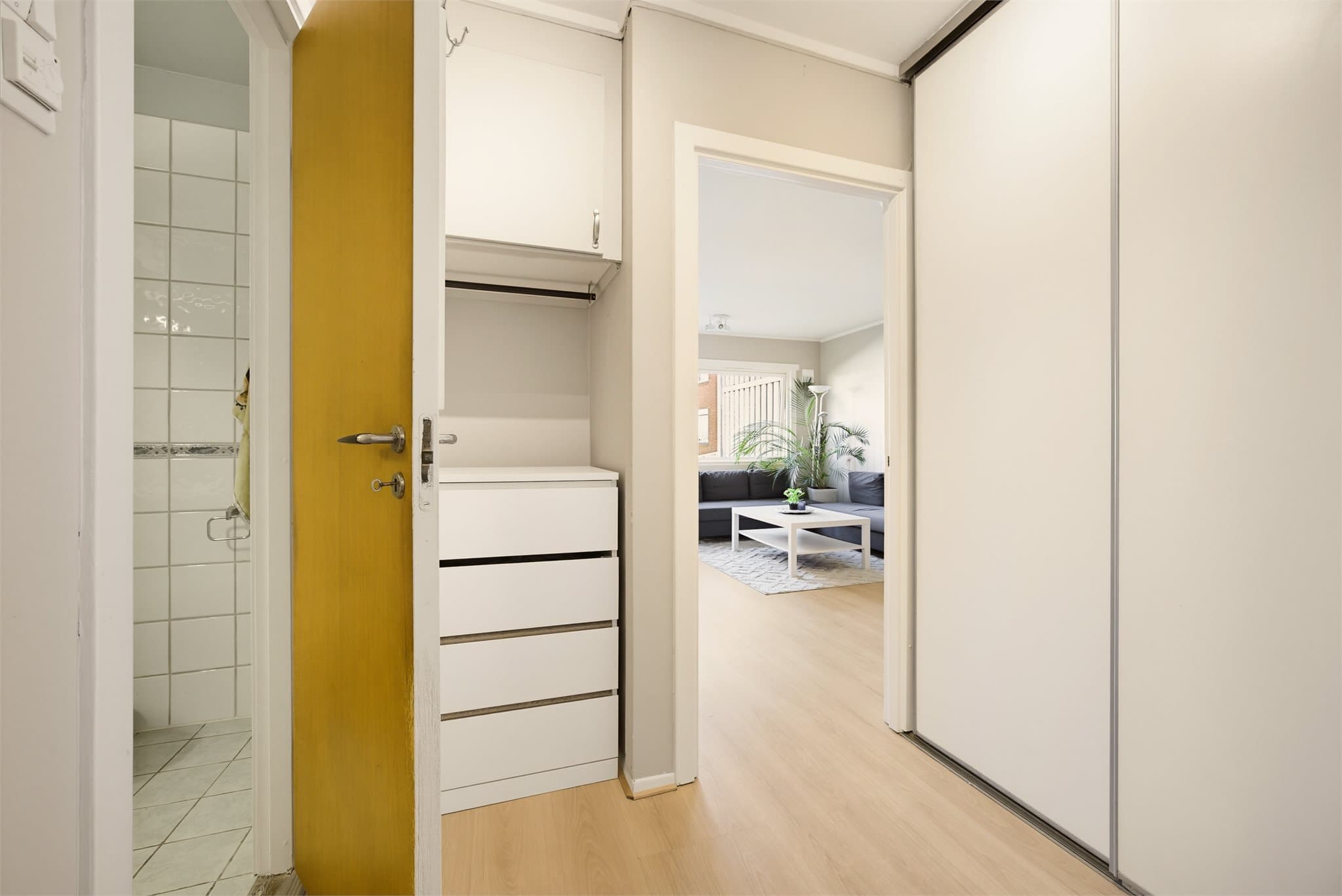 Oppbevaringsplass i skyvedørsgarderobe.