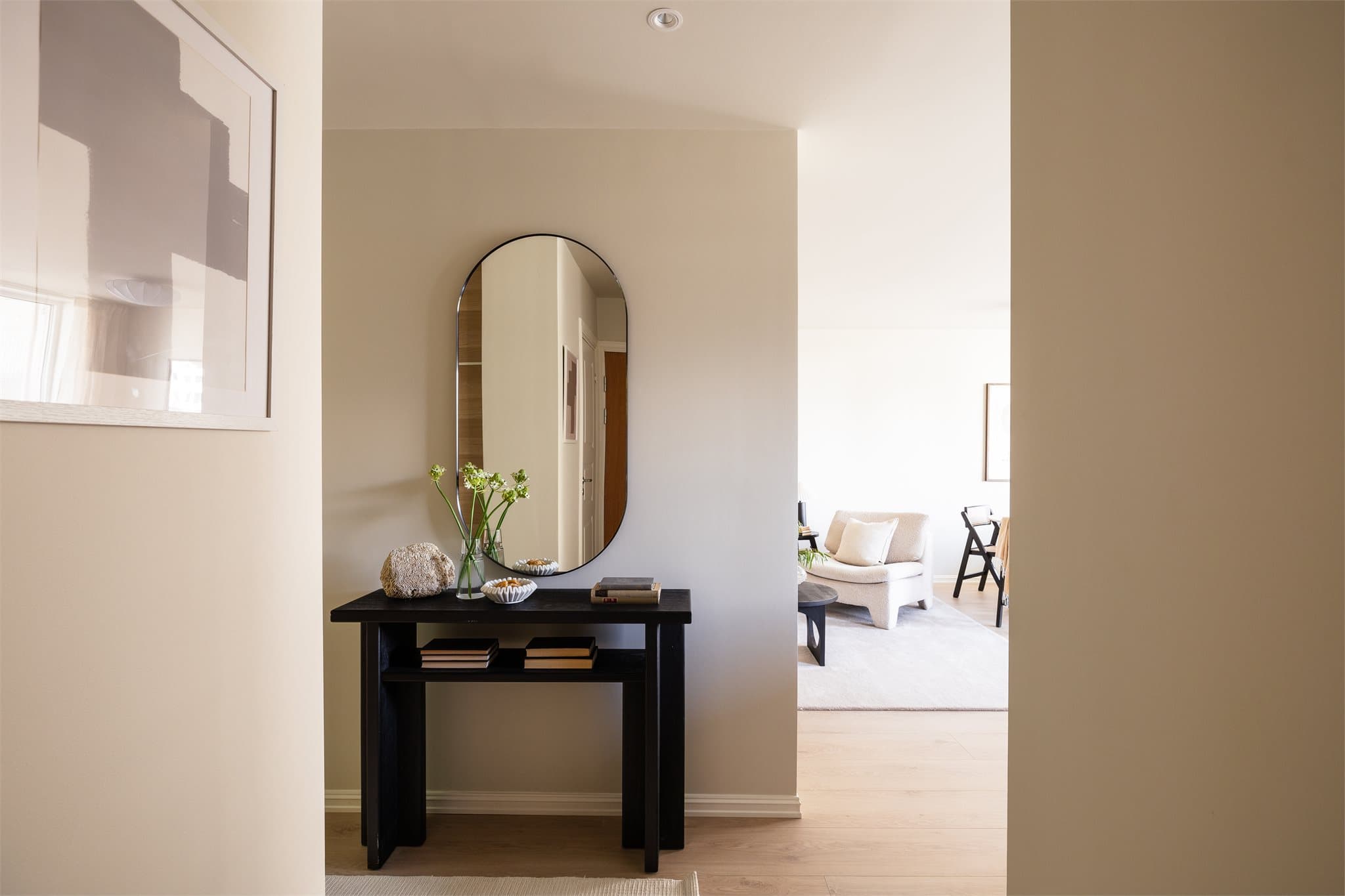 En romslig gang som gir godt førsteinntrykk av boligen.