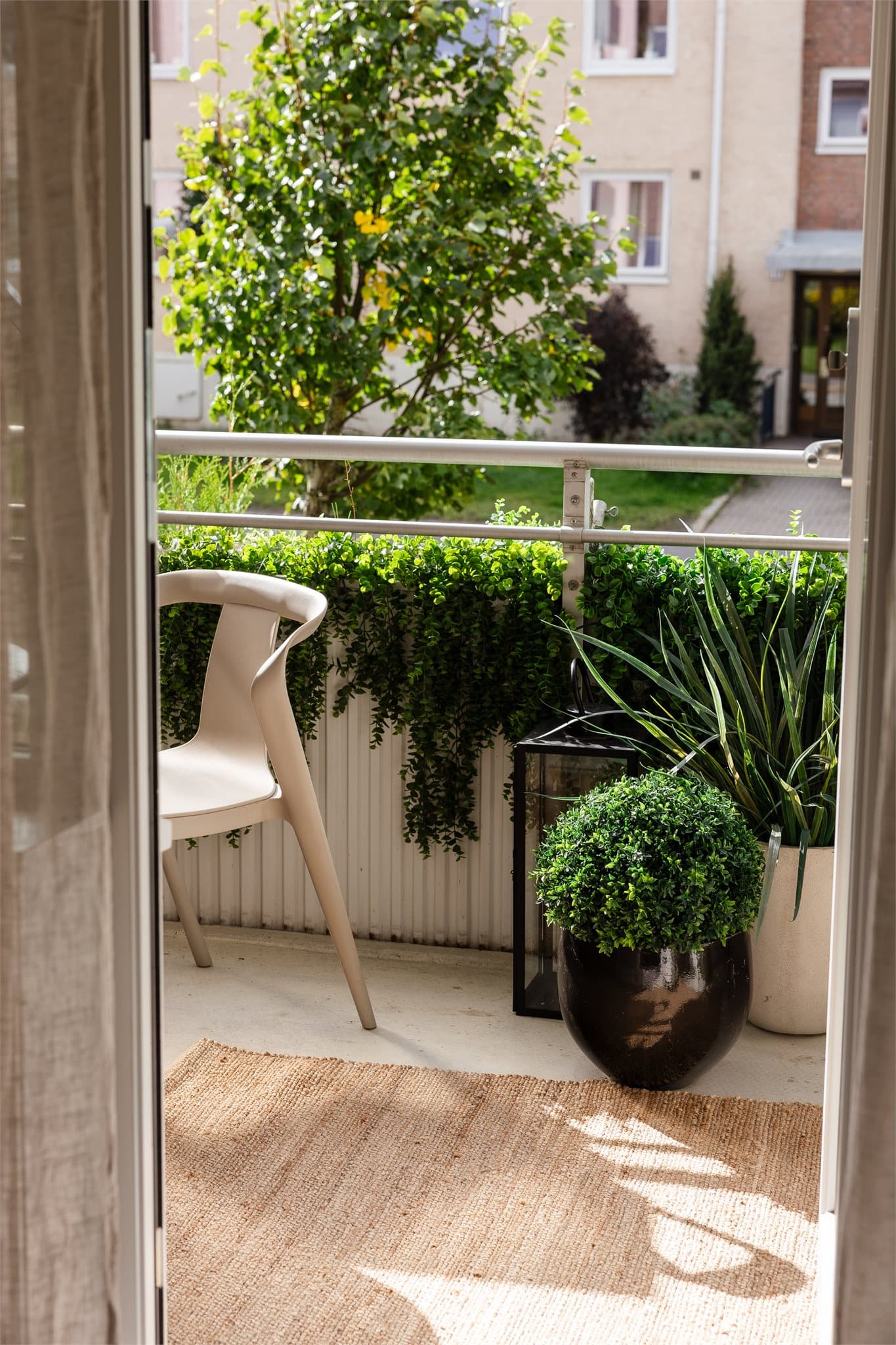 Fra stuen er det direkte utgang til boligens balkong som har gode solforhold fra ca. 13 og til sent på kveld.