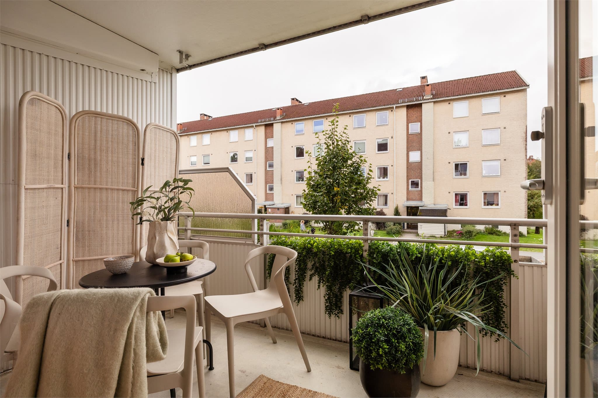 Balkongen ligger sørvest og har god plass til en spiseplass i tillegg til en liten lounge.