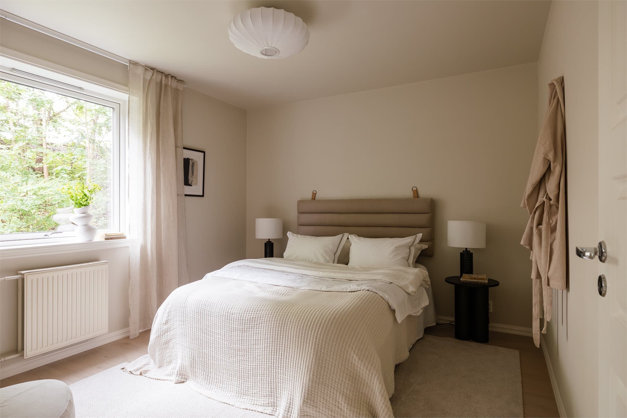 Boligen har to soverom som begge vender ut mot rolige og skjermede grøntområder, her kan du sove godt i rolige omgivelser.