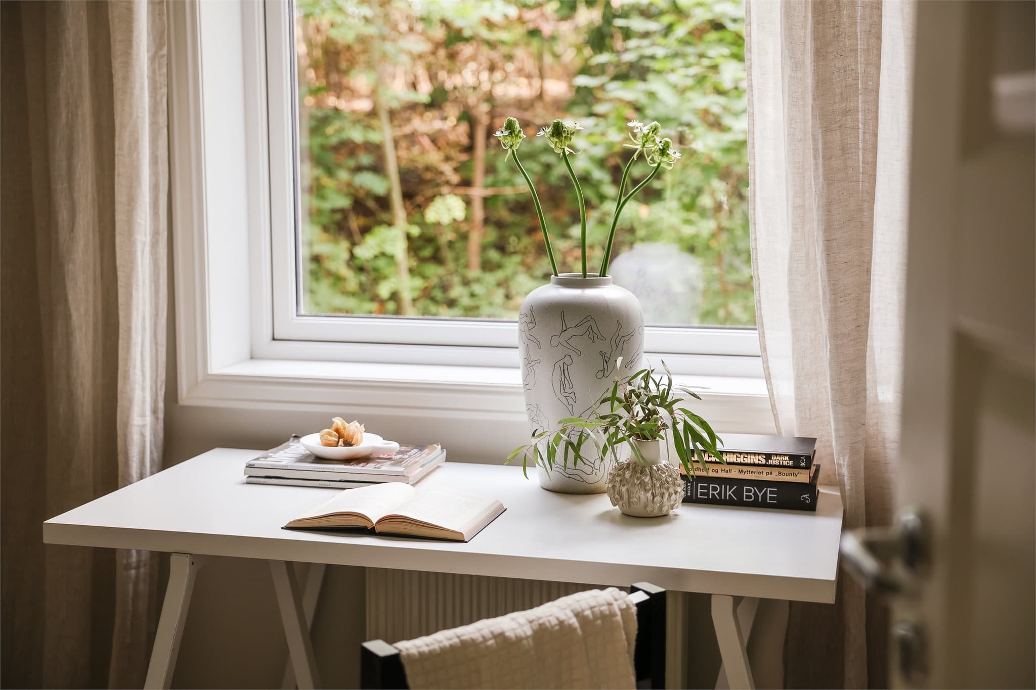 Også dette rommet vender ut mot samme skjermede skogholt.