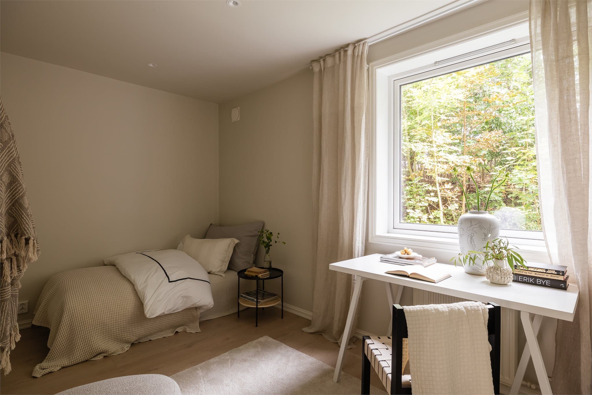 Soverom 2 er også romslig med god plass til dobbeltseng og eventuelt kontorpult.