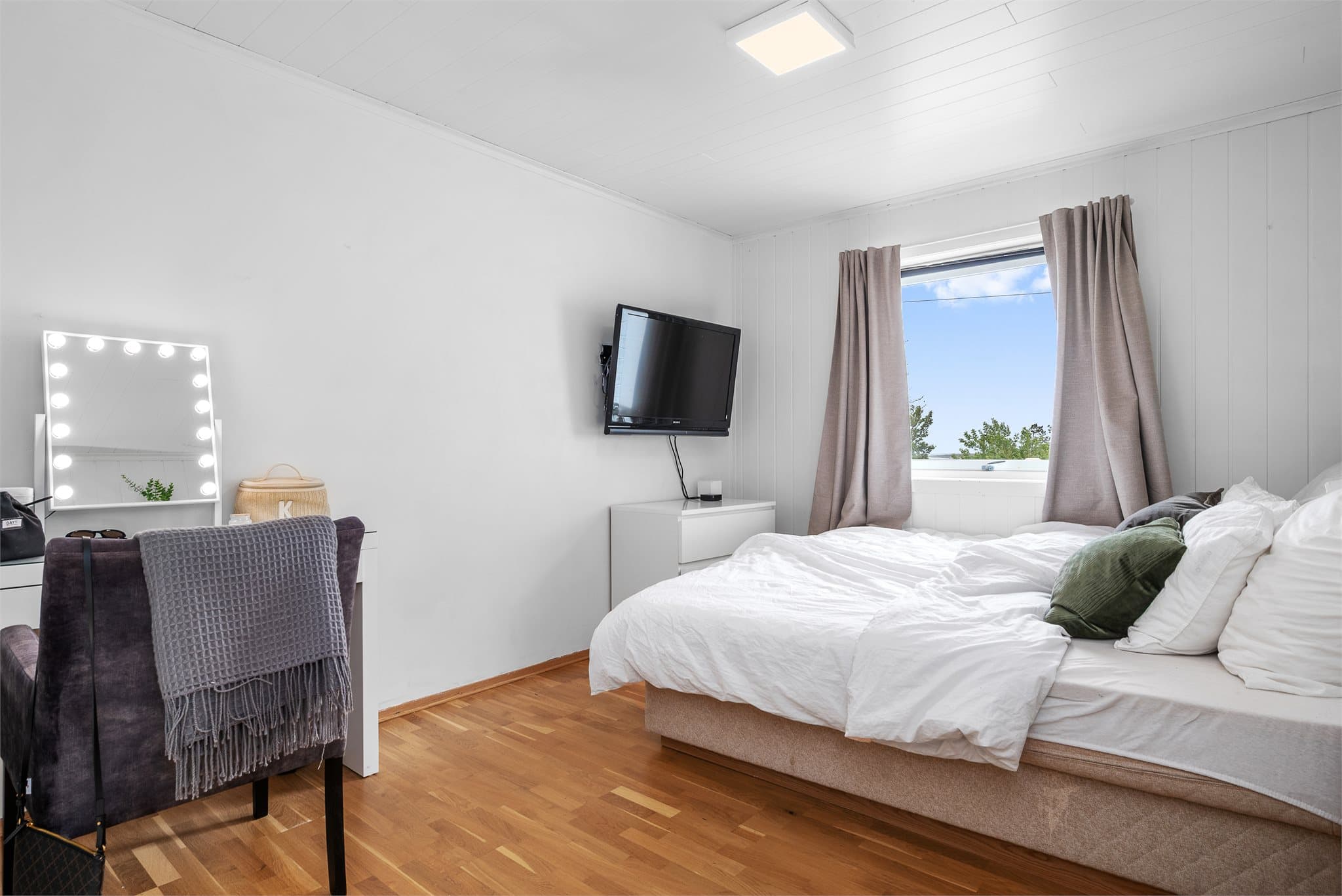 Soverommene er av god størrelse med plass til innredning etter ønske.