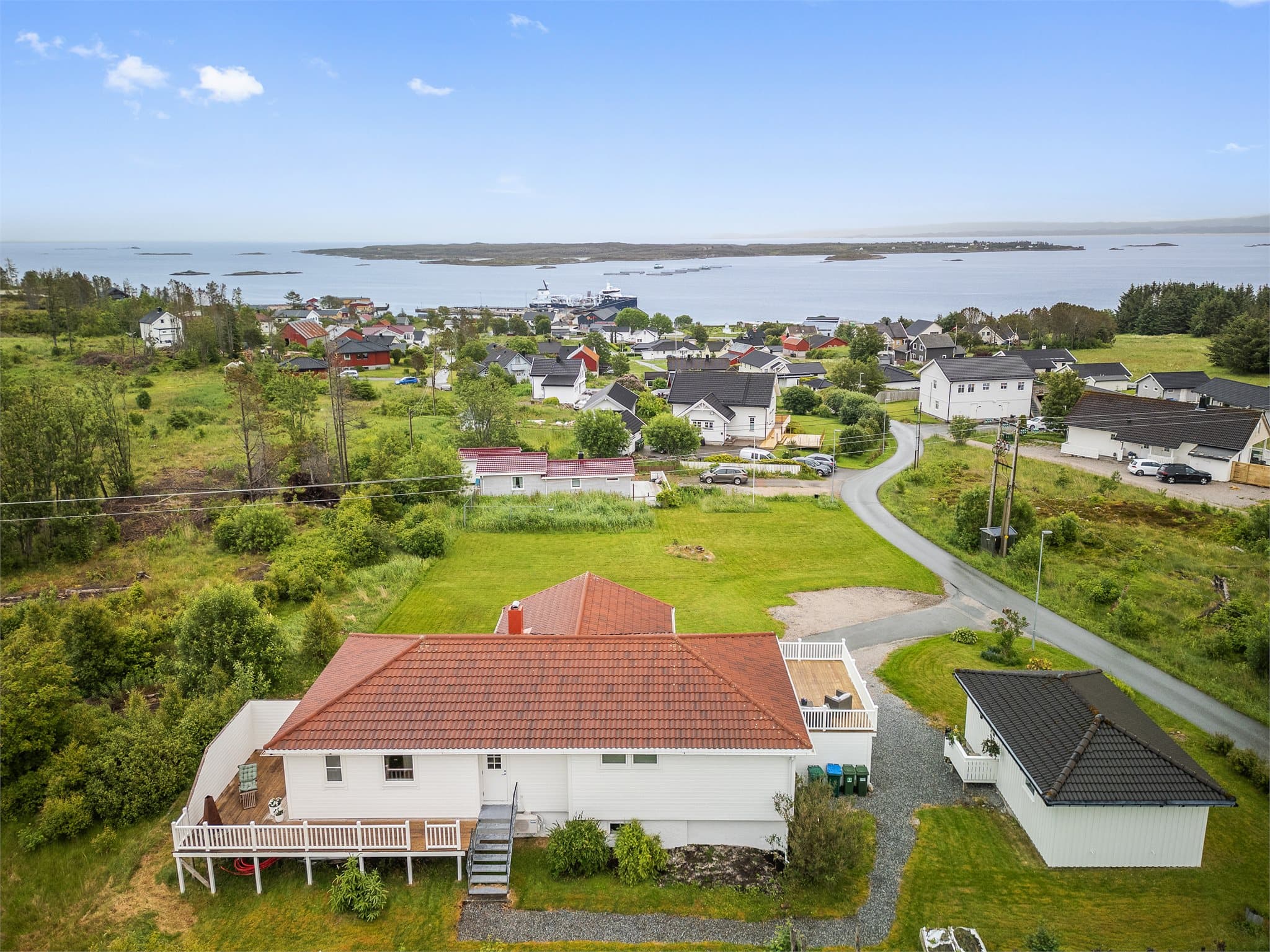 Terrasser på begge sider av huset gir et totalt areal på ca. 90 kvm og gode solforhold gjennom hele dagen.