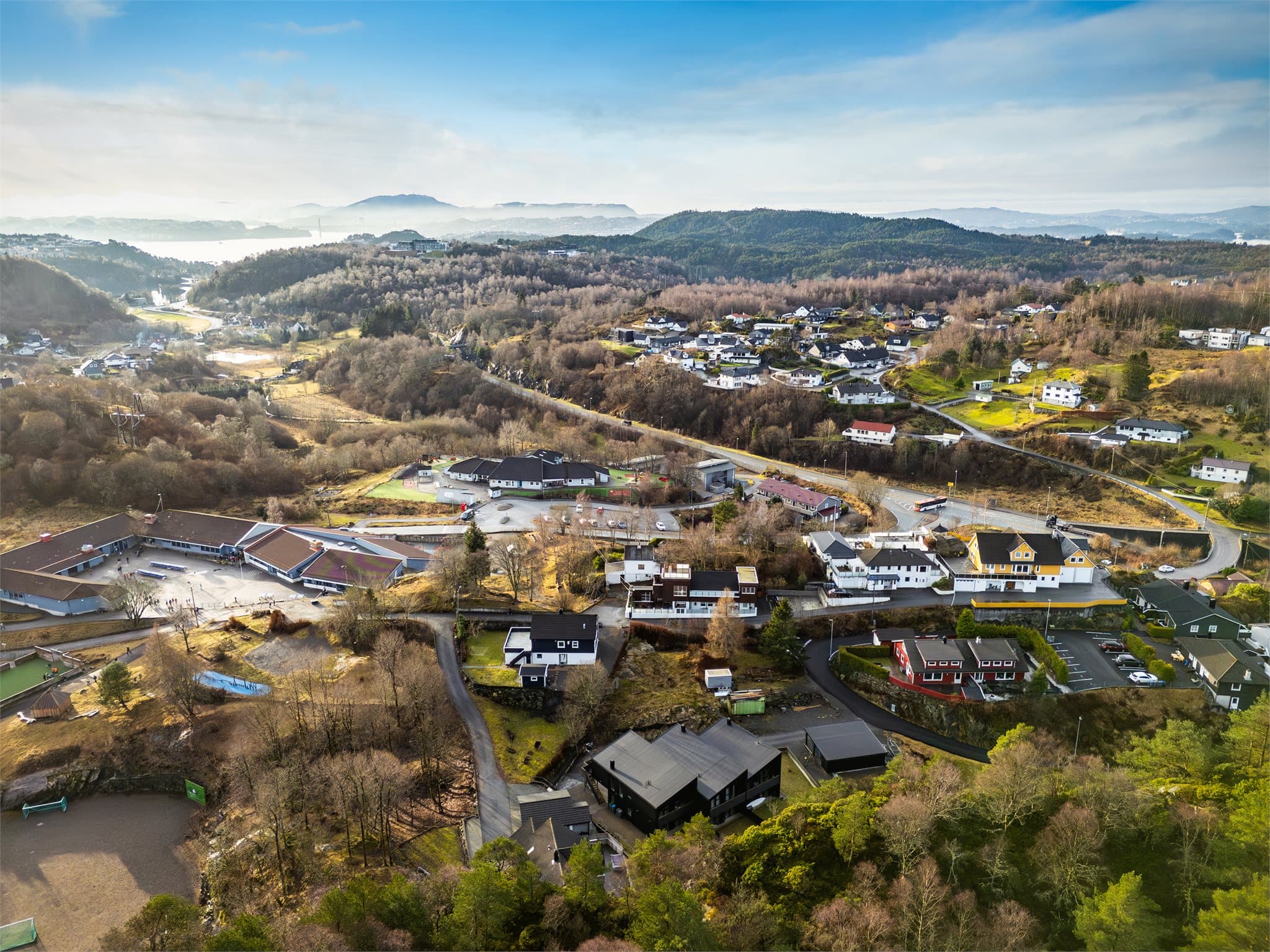 - Videre er det ca. 20 minutters kjøring til Bergen sentrum. Kort vei til hurtigbåten til sentrum med en overfartstid på ca. 12 minutter -