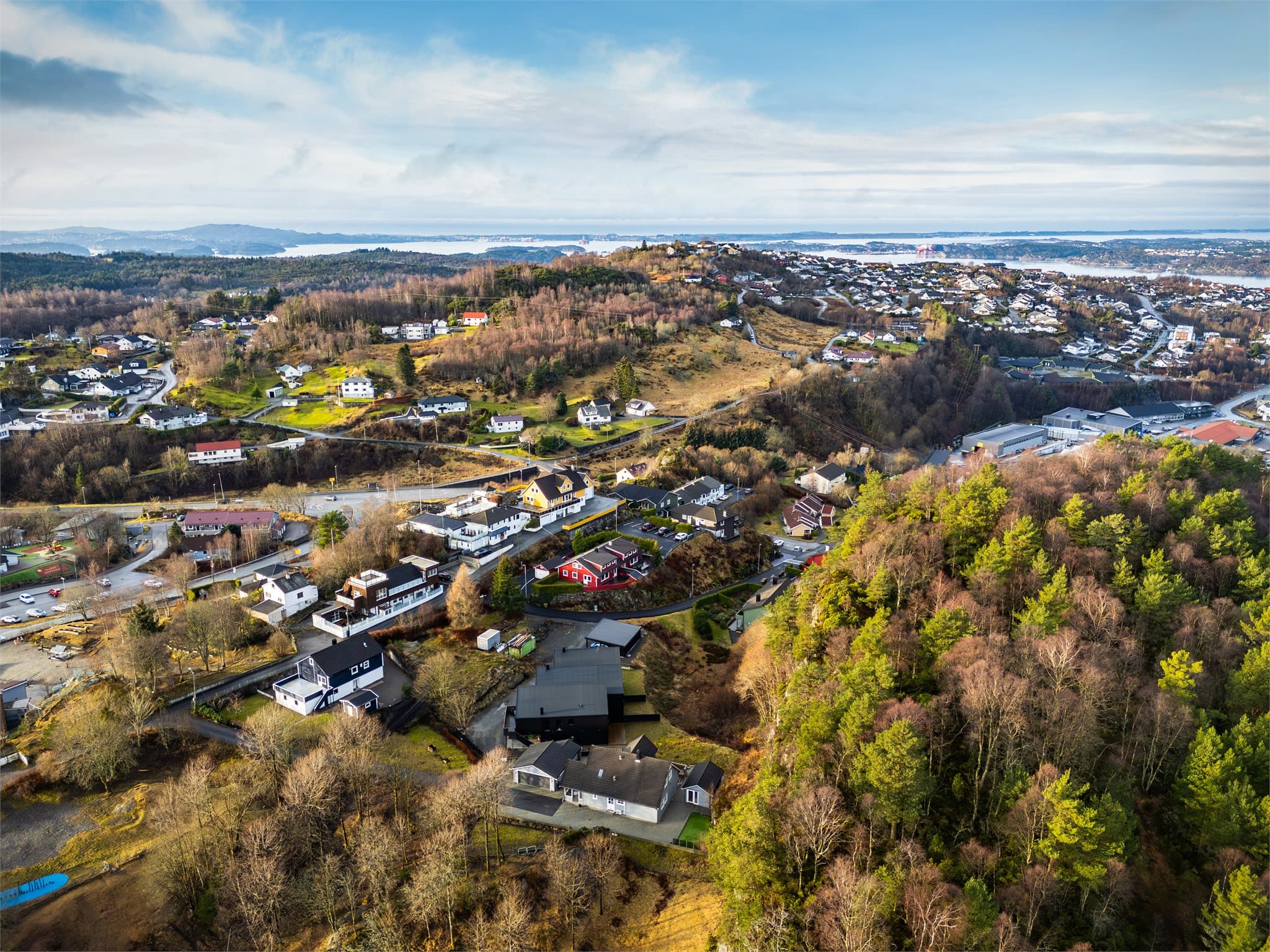 - 3 minutters gange til nærmeste busstopp ved Askøy senter, hvor du finner 6 ulike linjer -