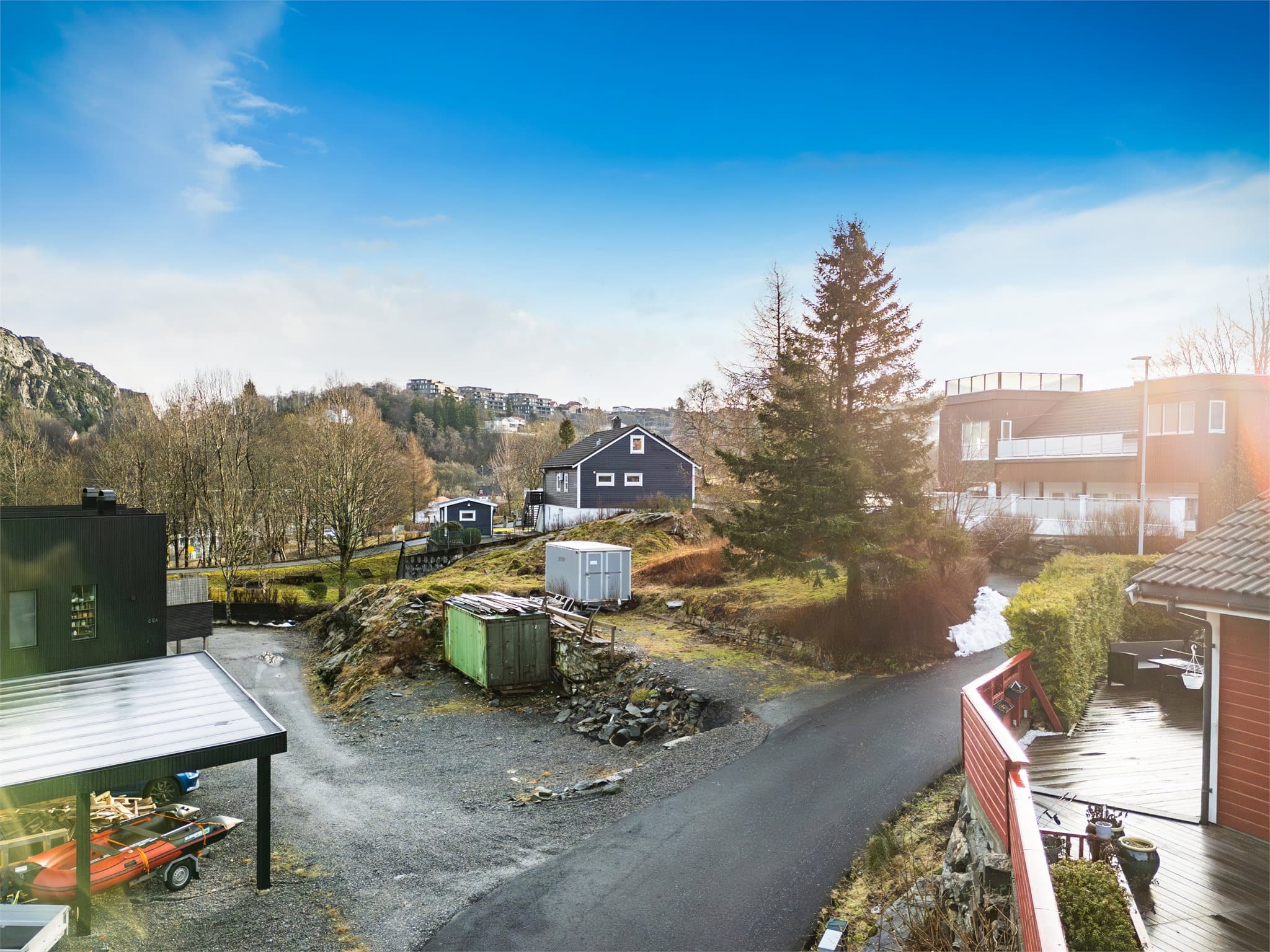 - Nærmeste dagligvare, Coop Extra Askøy, ligger bare 4 minutters gange unna. Videre er det 11 minutters gange til Rema 1000 Askøy -