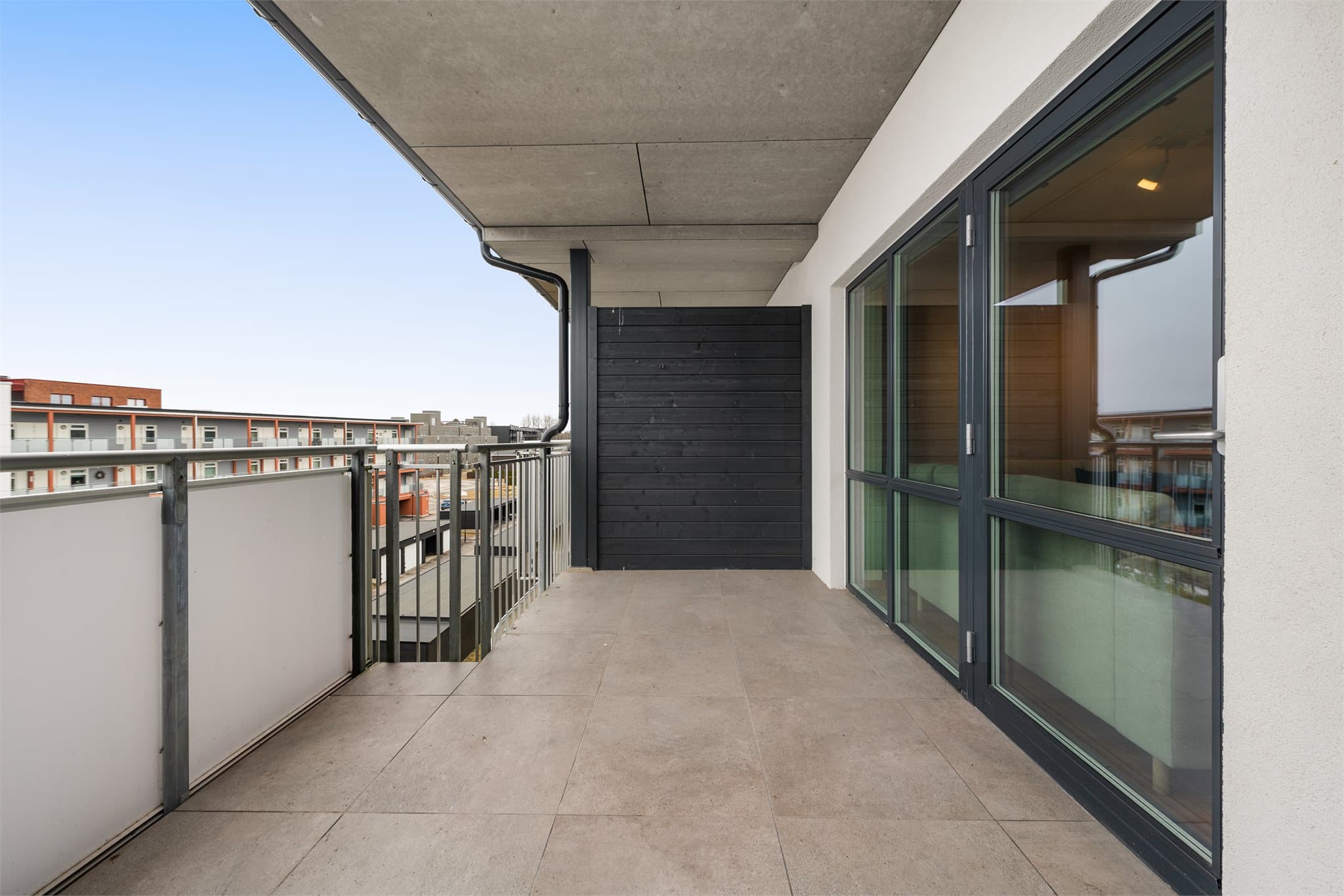 Stor balkong på ca. 12kvm. Det er fliser på gulv