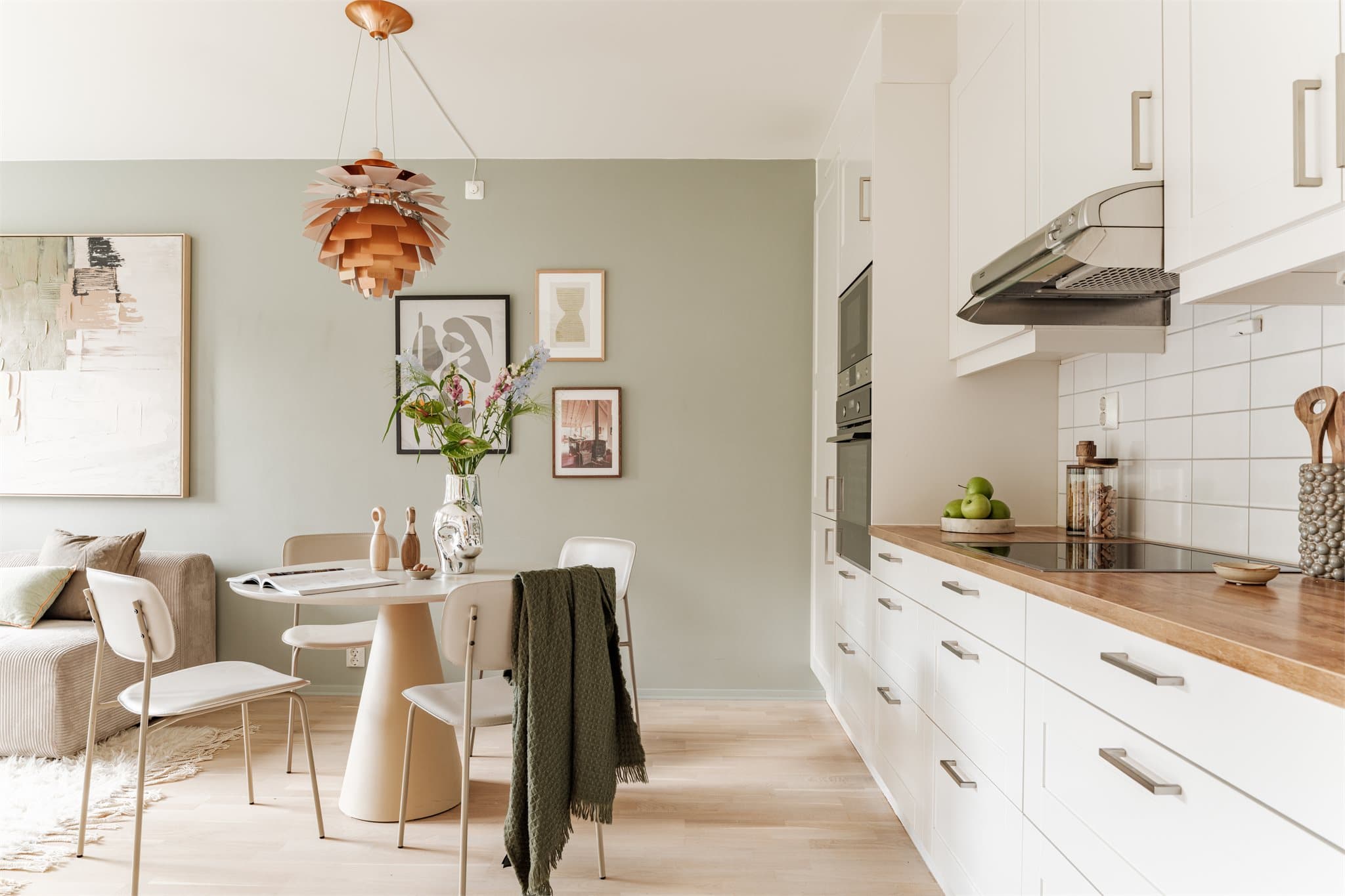 Kjøkkenet har gode arbeidsflater og rikelig med skapplass.