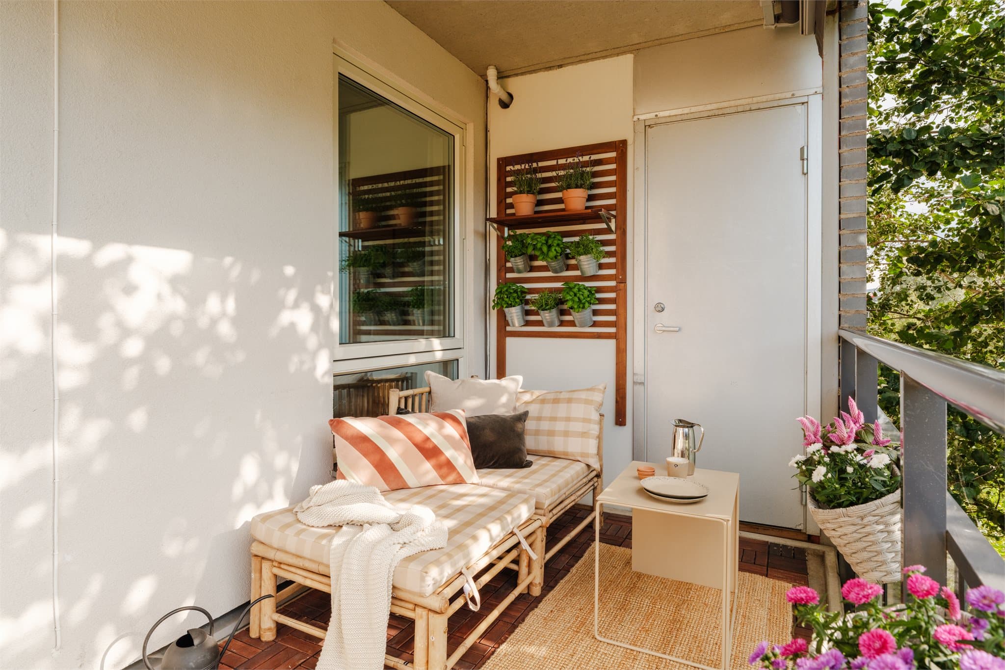 Den vestvendte balkongen byr på gode solforhold på ettermiddagen og en usjenert atmosfære.