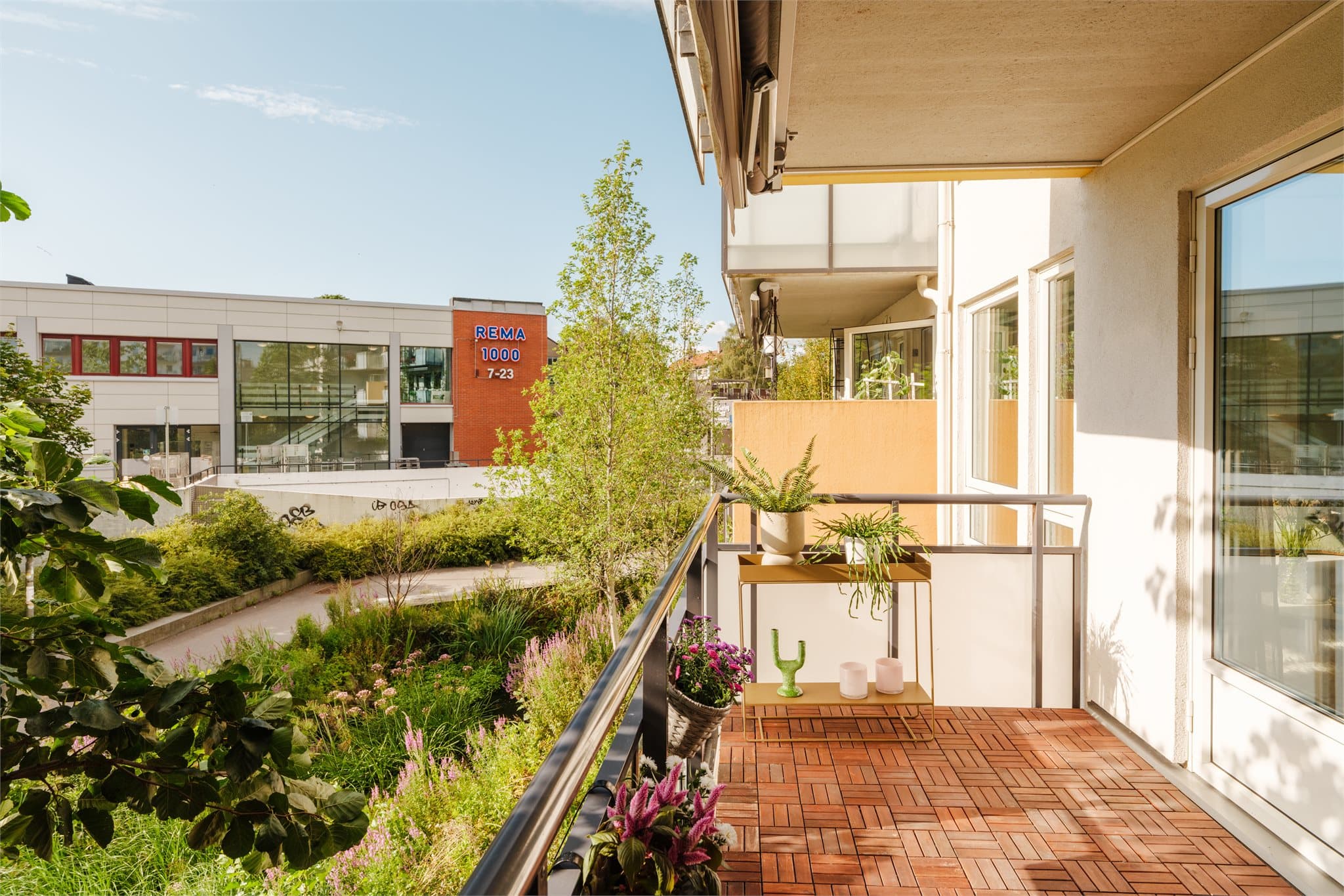 Balkongen har god plass til en sittegruppe og vender ut mot et rolig gårdsrom.