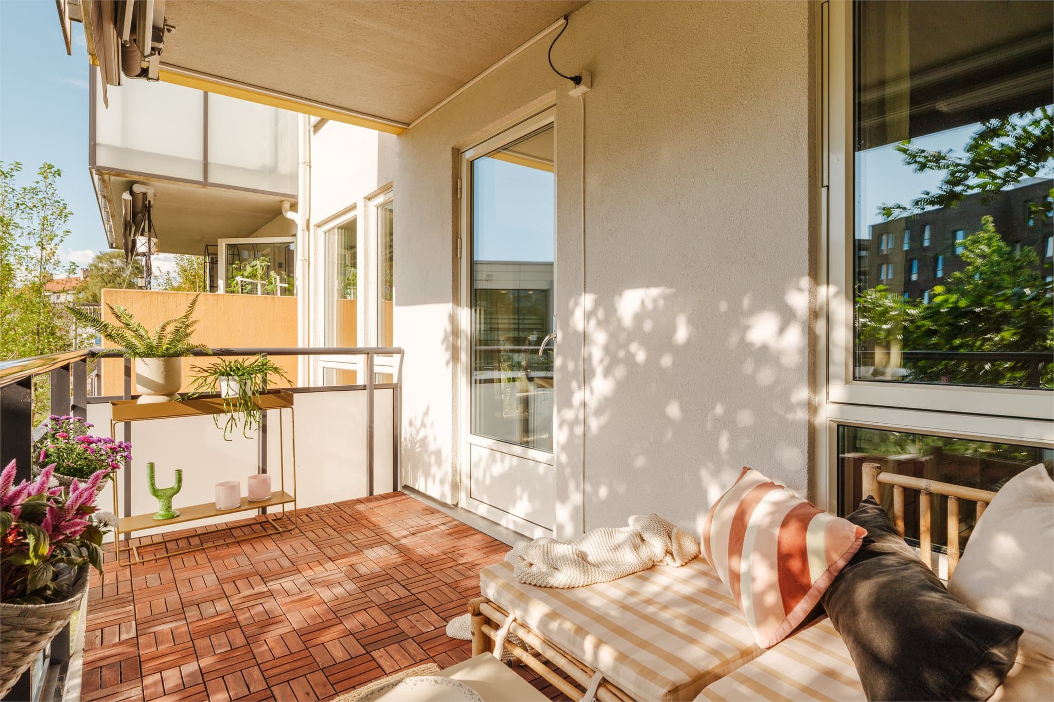 En elektrisk markise gir mulighet for skjerming ved behov.